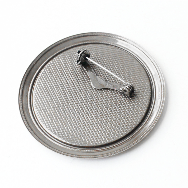 日本紐釦貿易(Nippon Chuko)NBK 銅板付き アンティークデザイン ブローチ台 丸 〈大〉 φ53mm 徳用5個入 アンティークシルバー KK10-28AS-5 1袋(ご注文単位1袋)【直送品】