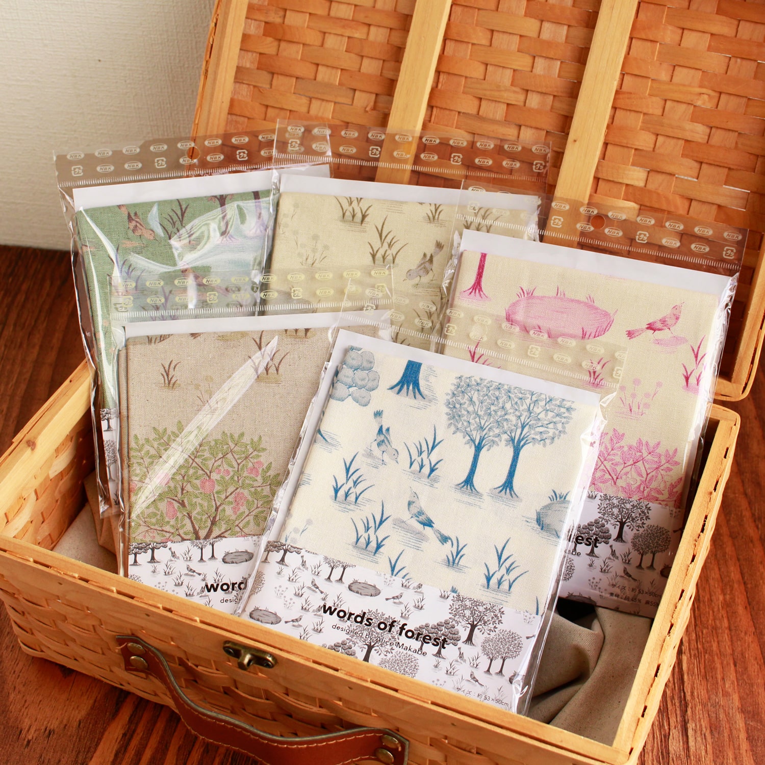 日本紐釦貿易 マカベアリス Words of Forest -Wreath- 綿麻プリント生地 カットクロス 約53X50cm ピンク×ベージュ ACM003CUT-E (ご注文単位1枚)【直送品】