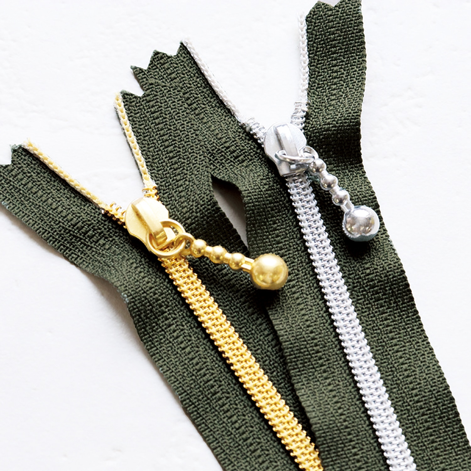 日本紐釦貿易 Y.K.K ポーチ用メタリオンファスナー20cm 4色セット 金具シルバー 3CM20S-4MIX (ご注文単位1個)【直送品】