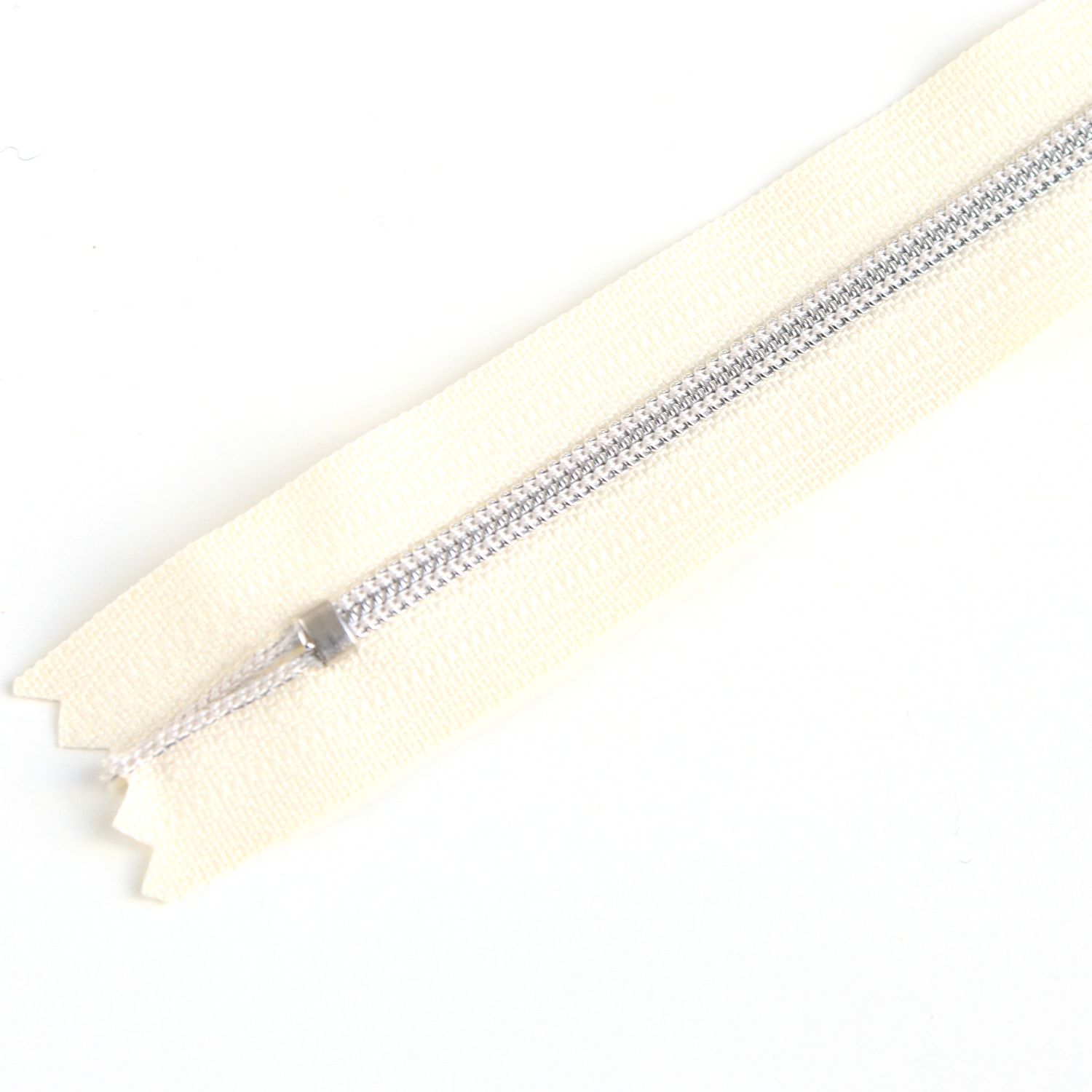 日本紐釦貿易 Y.K.K メタリオンファスナー 3C 20cm生成り/シルバー 3本入 3CM20-2S (ご注文単位1束)【直送品】