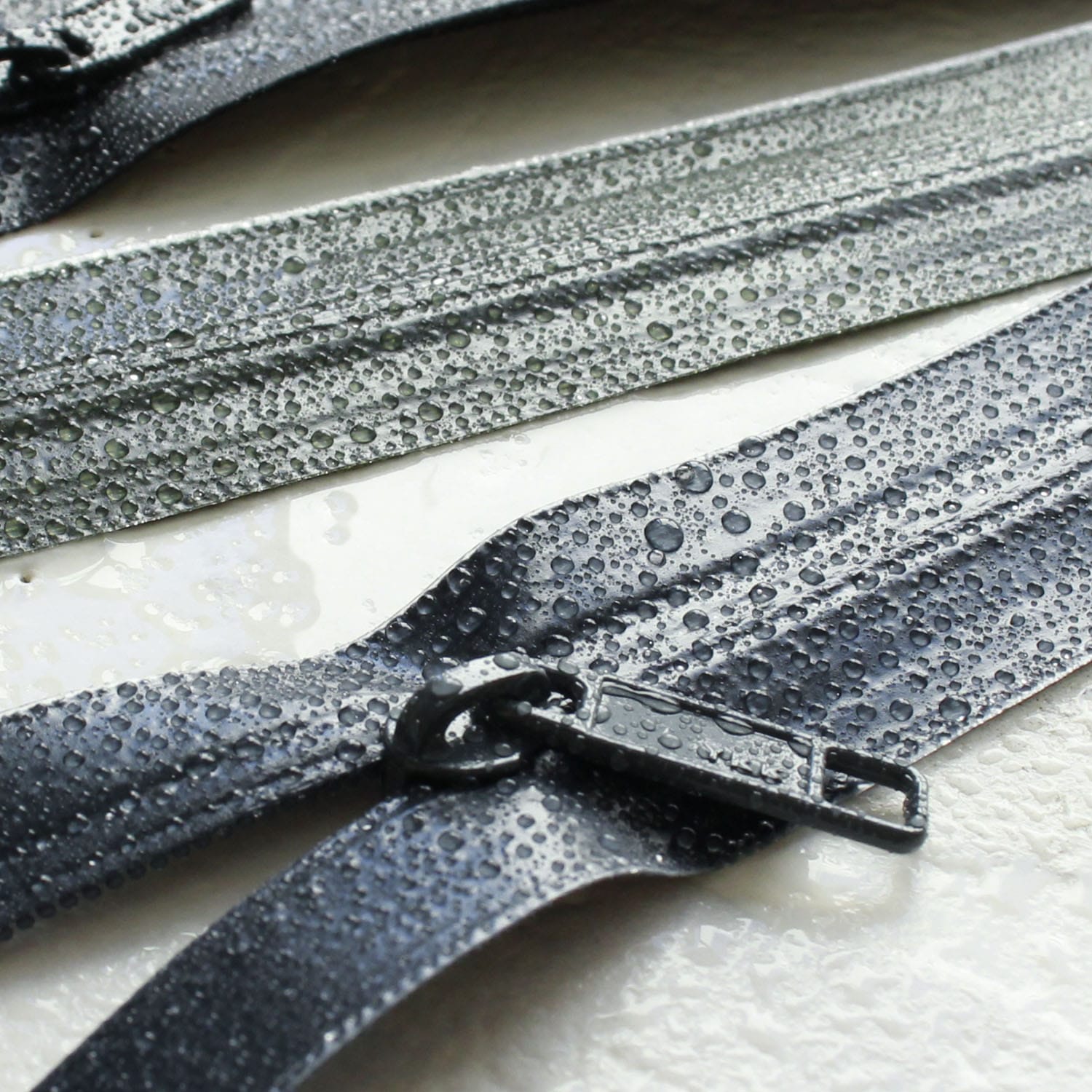 日本紐釦貿易 Y.K.K 止水ファスナー 20cm 3本入 ブラック 3CFT20-580 (ご注文単位1束)【直送品】