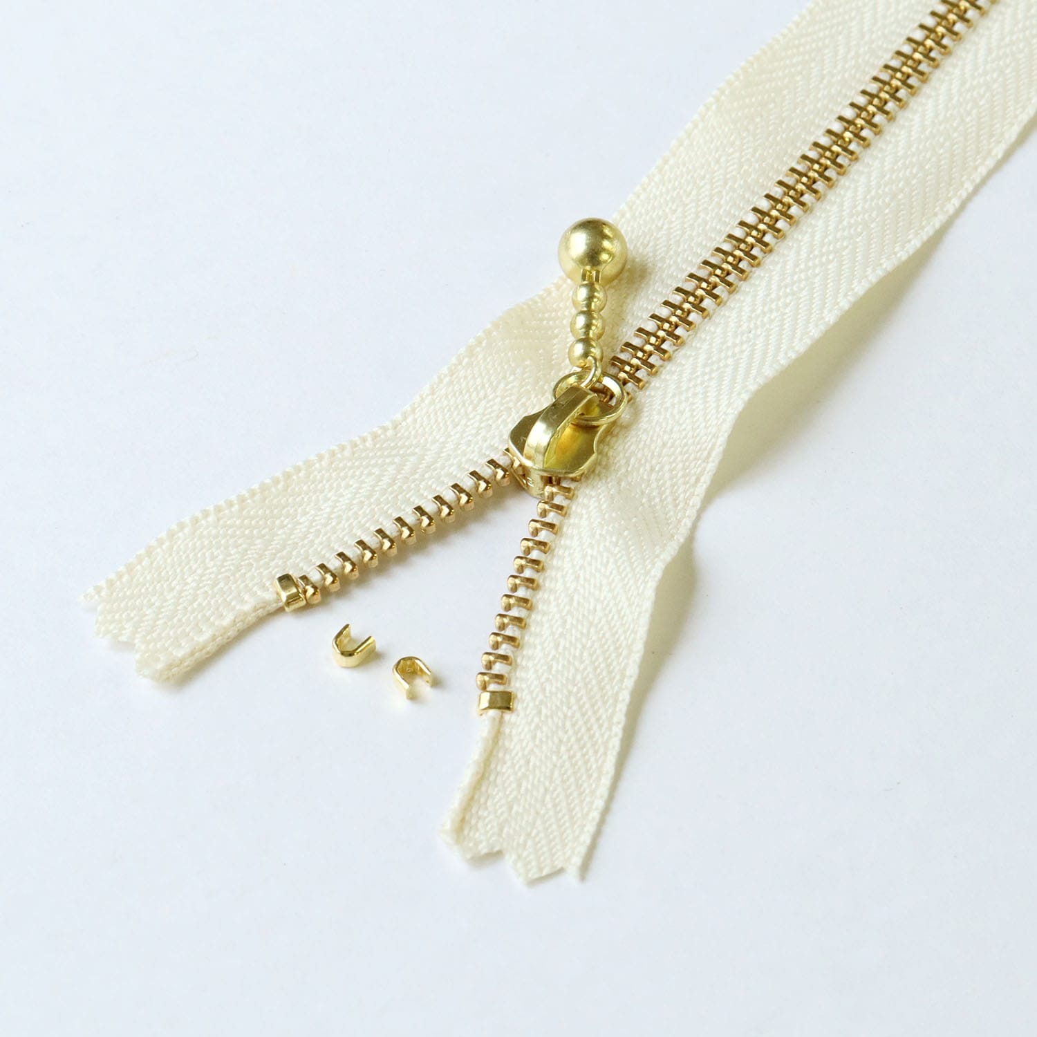 日本紐釦貿易 Y.K.K ファスナー用止め金具 上止めパーツ 50組入 金属/4~5号対応 イブシ F2-214 (ご注文単位1束)【直送品】