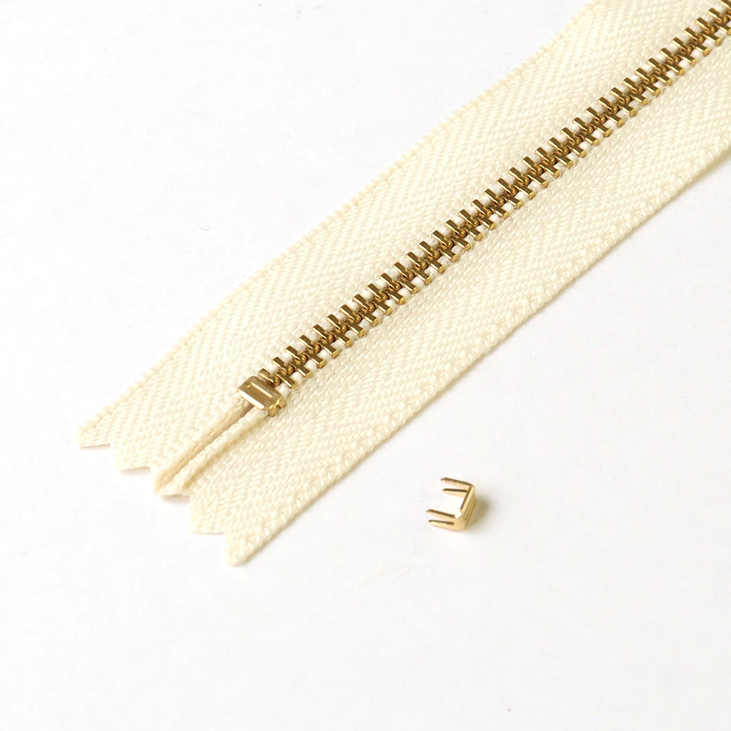 日本紐釦貿易 Y.K.K ファスナー用止め金具 下止めパーツ 50個入 金属/3号対応 ニッケル F2-222 (ご注文単位1束)【直送品】