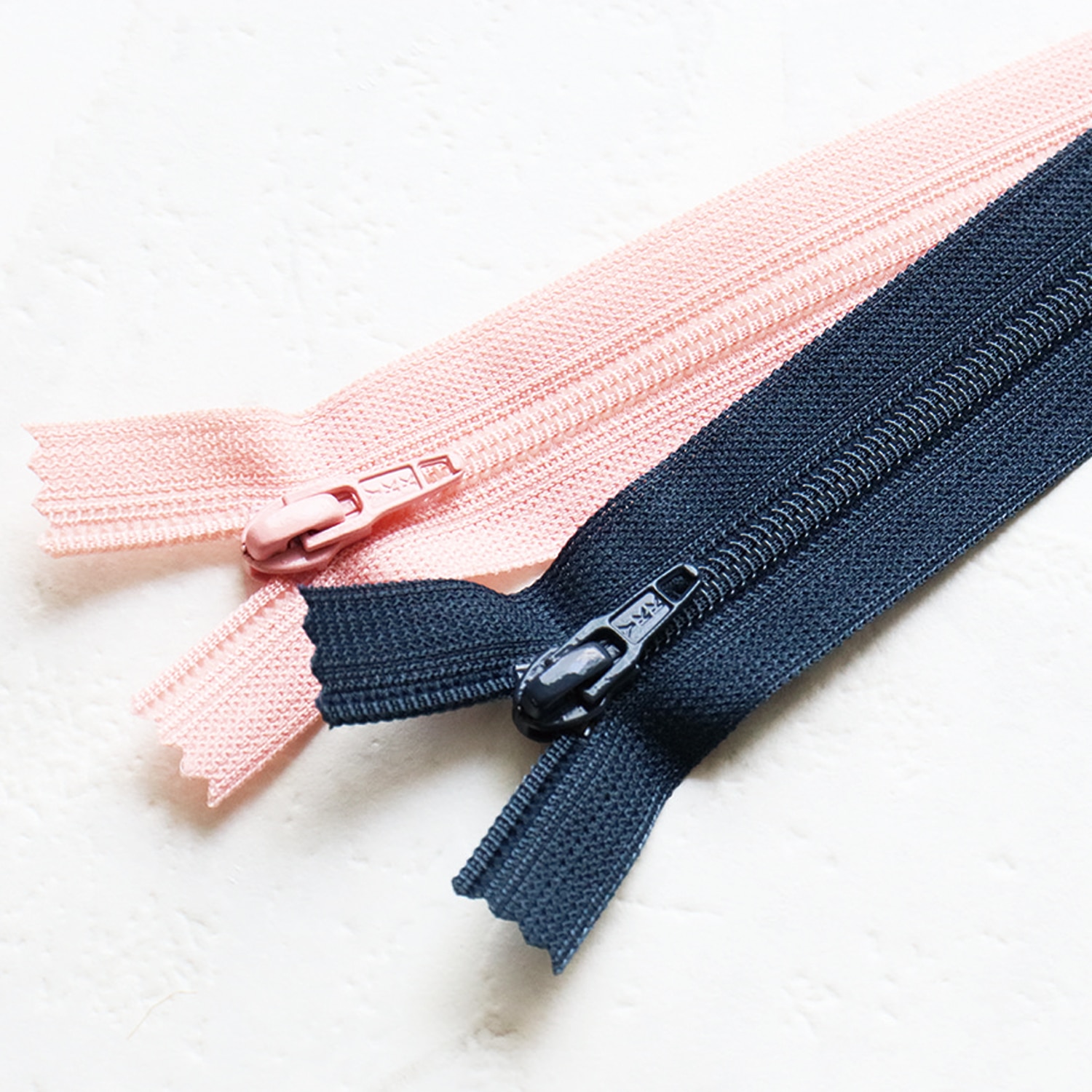 日本紐釦貿易 Y.K.K フラットニットファスナー 40cm 同色10本入り col.030 FN40-030 (ご注文単位1束)【直送品】