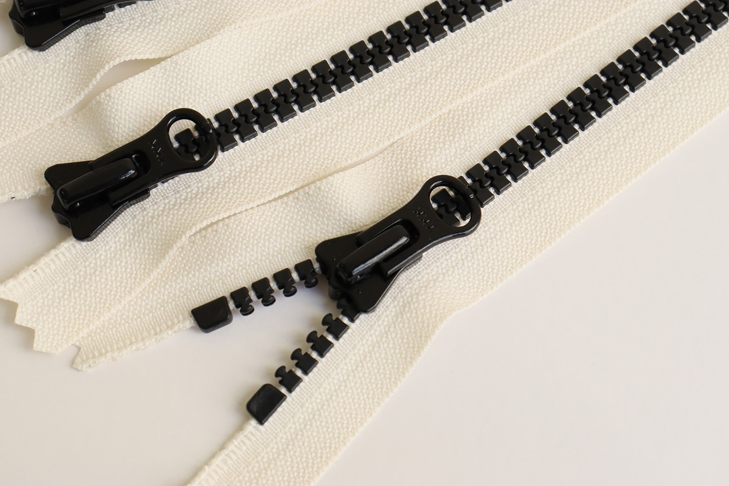 日本紐釦貿易 Y.K.K 8ビスロンファスナー 40cm ホワイト×ブラック 8VSC40-CO4 (ご注文単位1束)【直送品】