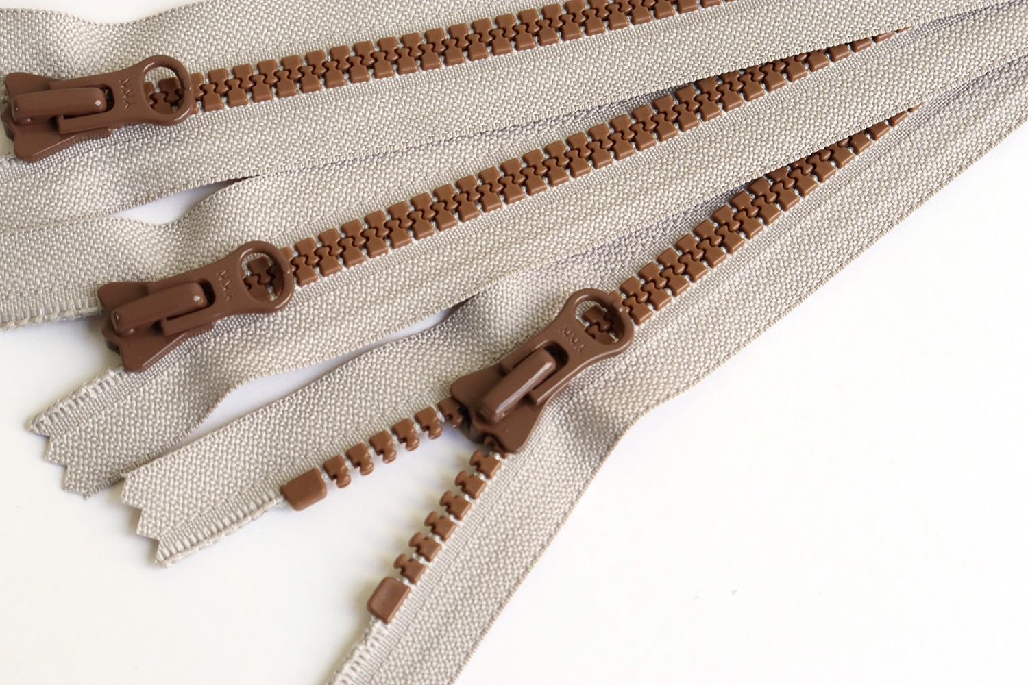 日本紐釦貿易 Y.K.K 8ビスロンファスナー 40cm ライトグレー×ブラウン 8VSC40-CO5 (ご注文単位1束)【直送品】
