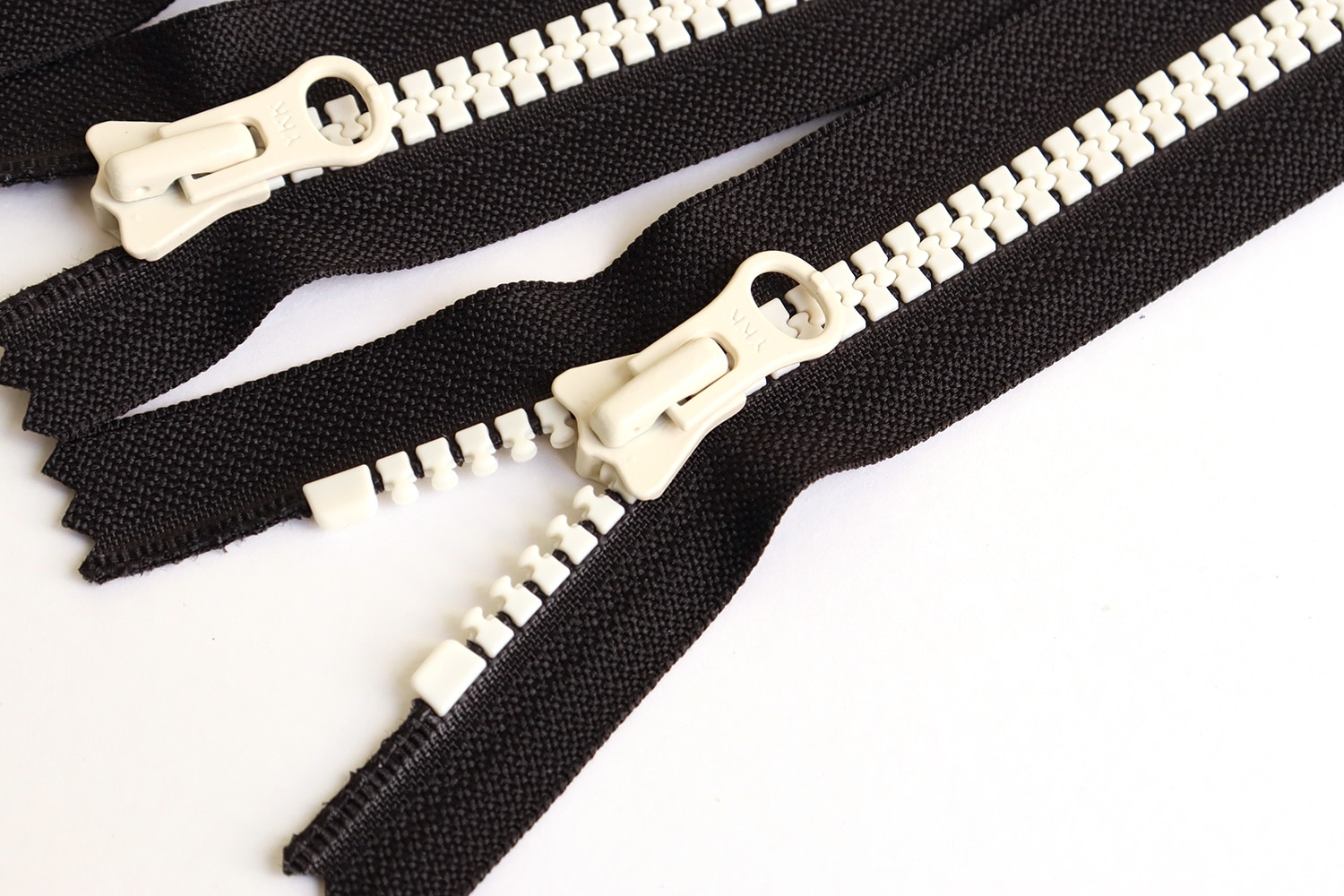 日本紐釦貿易 Y.K.K 8ビスロンファスナー 20cm ブラック×ホワイト 8VSC20-CO1 (ご注文単位1束)【直送品】