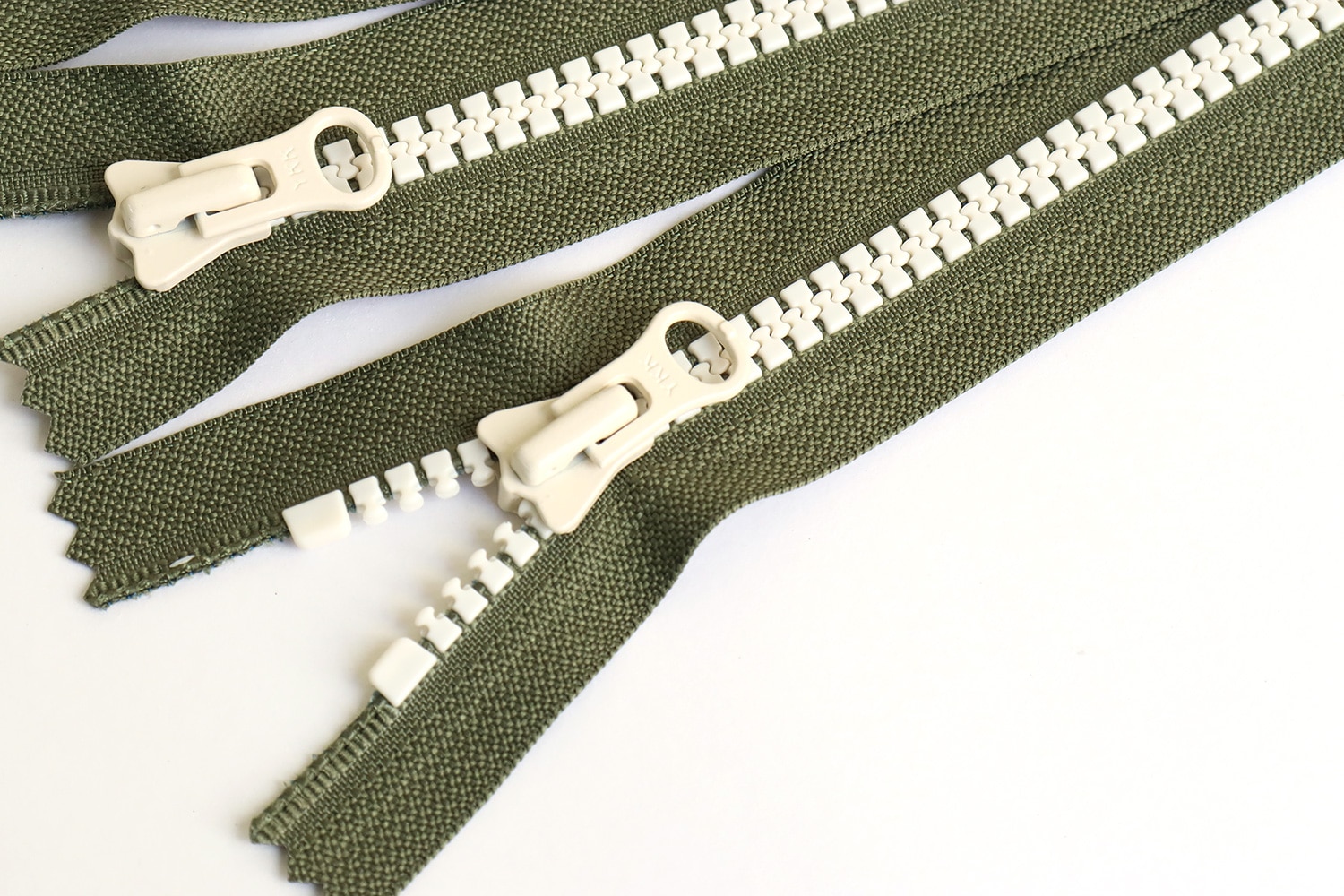 日本紐釦貿易 Y.K.K 8ビスロンファスナー 20cm カーキ×ホワイト 8VSC20-CO2 (ご注文単位1束)【直送品】