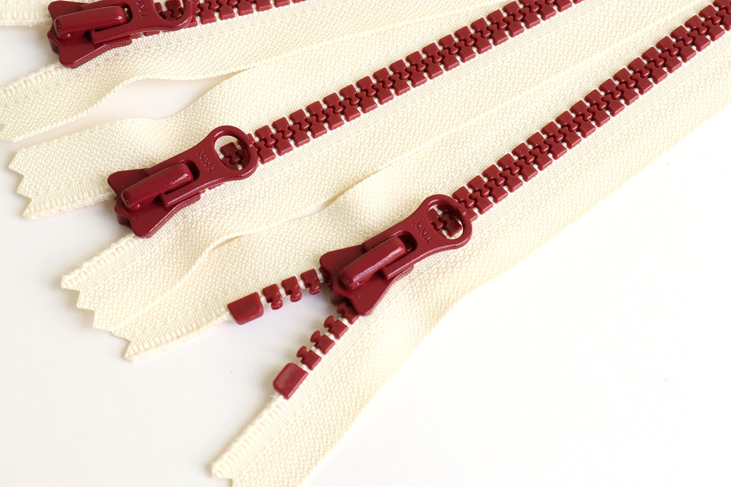 日本紐釦貿易 Y.K.K 8ビスロンファスナー 20cm 生成×エンジ 8VSC20-CO6 (ご注文単位1束)【直送品】