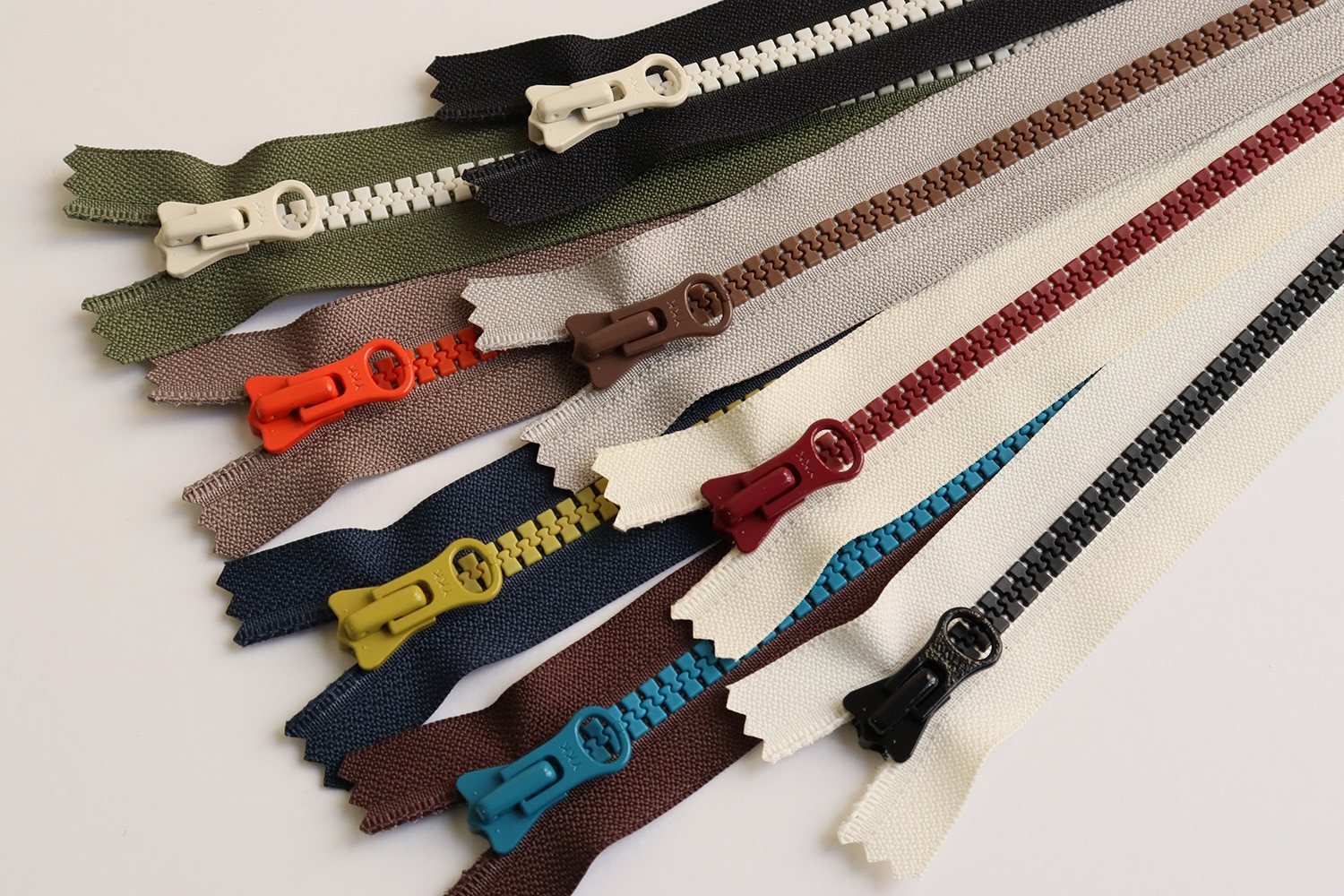 日本紐釦貿易 Y.K.K 8ビスロンファスナー 8色セット 40cm MIX 8VSC40-8MIX (ご注文単位1束)【直送品】