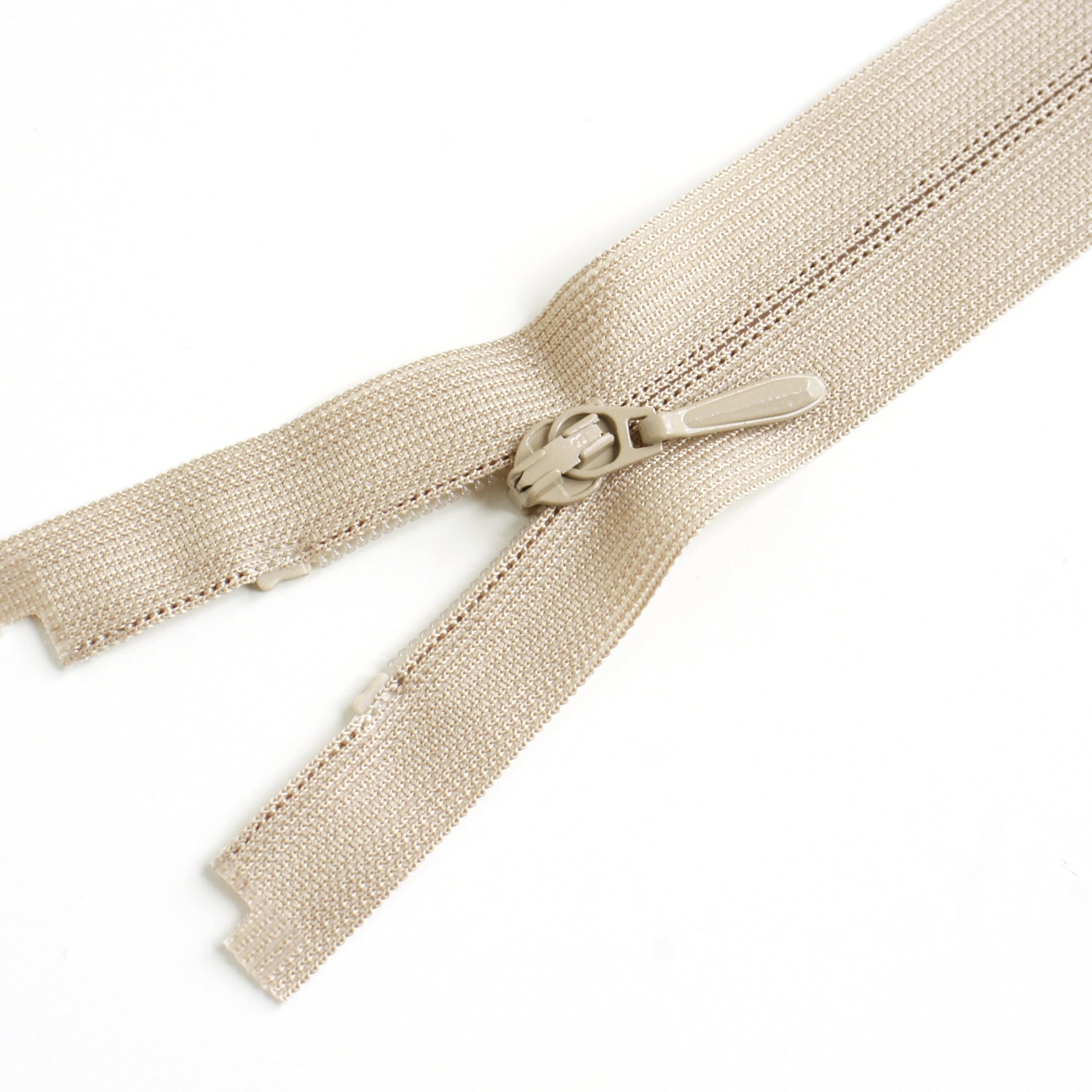 日本紐釦貿易 Y.K.K 裏使い コイルオープンファスナー 56cm 同色3本入 col.573 ベージュ 3COR56-573 (ご注文単位1束)【直送品】