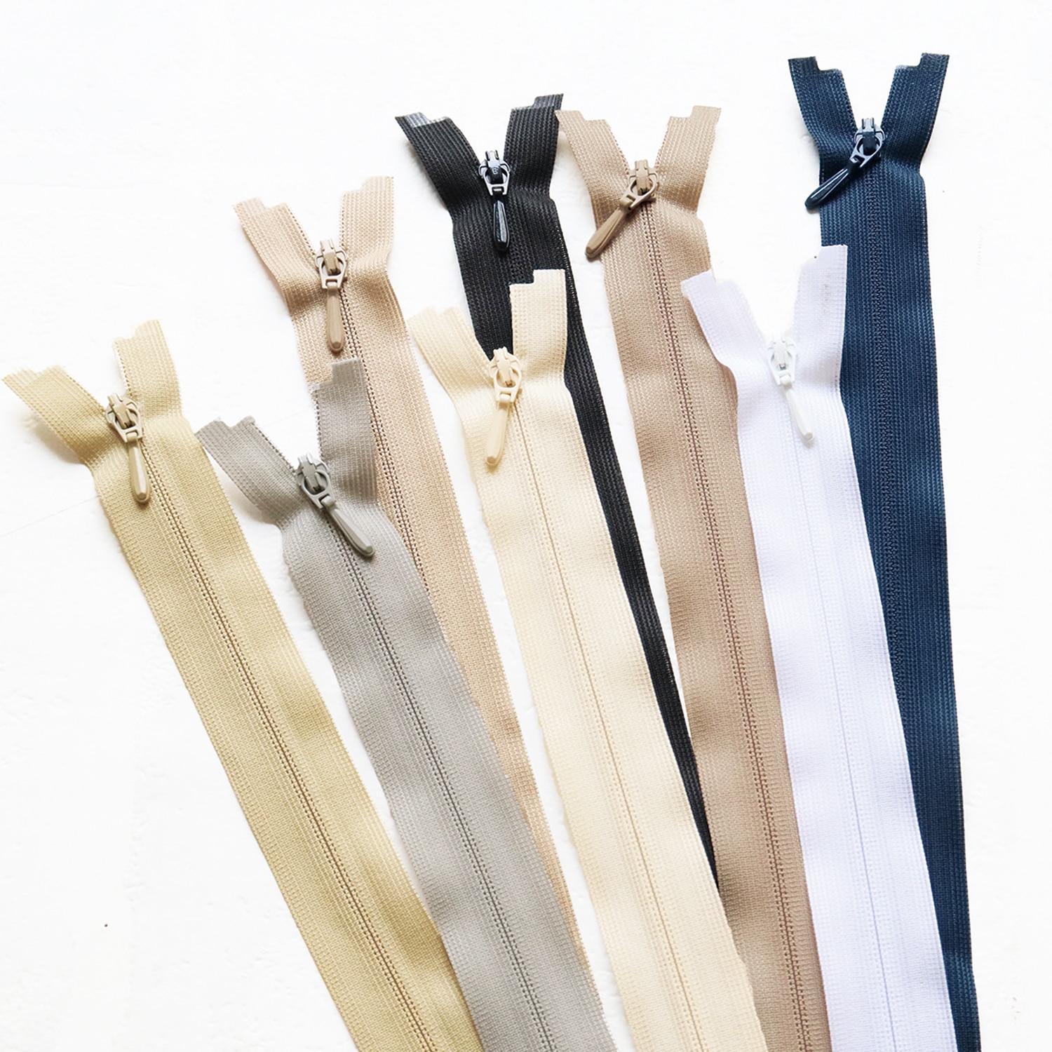 日本紐釦貿易 Y.K.K 裏使い コイルオープンファスナー 56cm 同色3本入 col.801 生成 3COR56-801 (ご注文単位1束)【直送品】