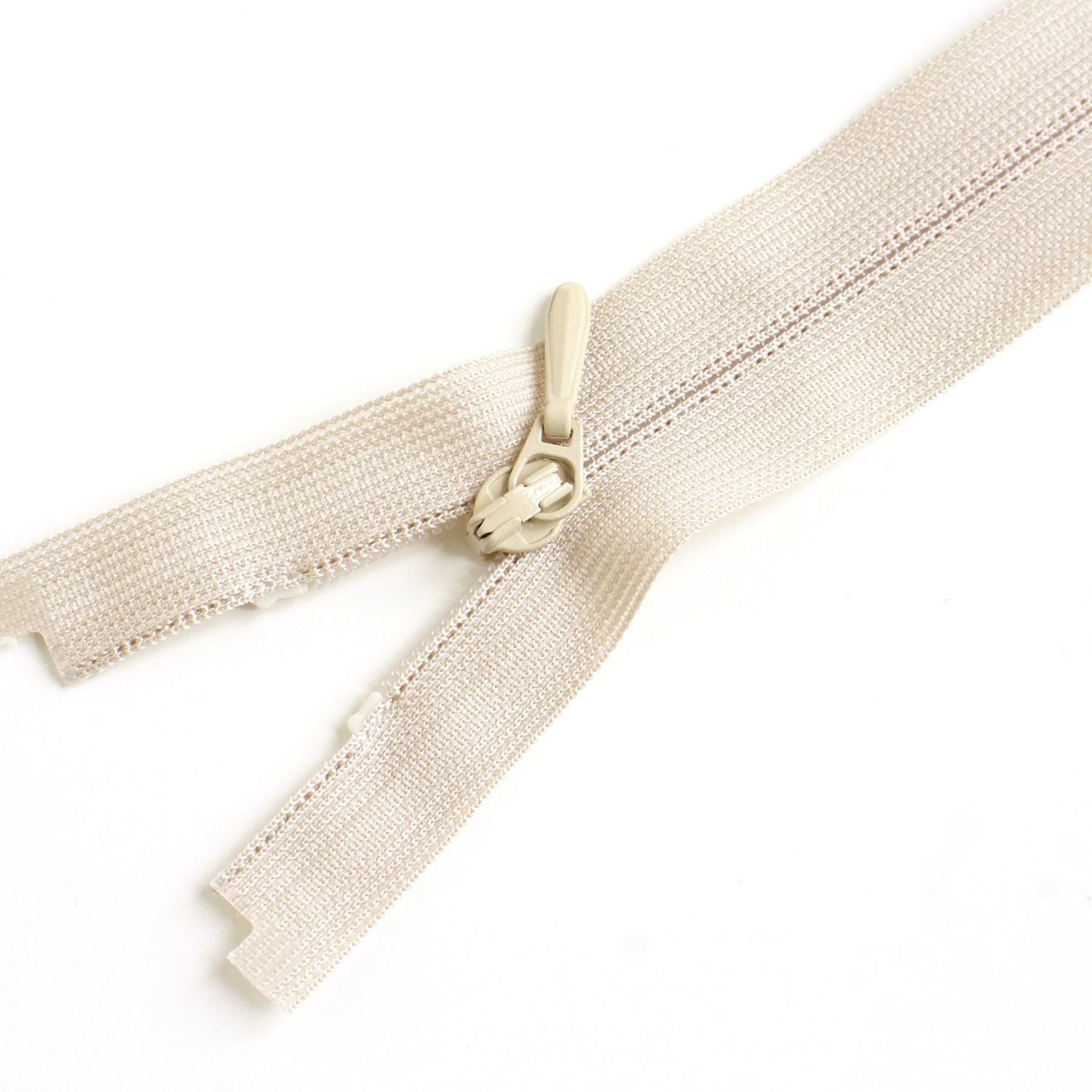 日本紐釦貿易 Y.K.K 裏使い コイルオープンファスナー 56cm 同色3本入 col.572 ライトベージュ 3COR56-572 (ご注文単位1束)【直送品】