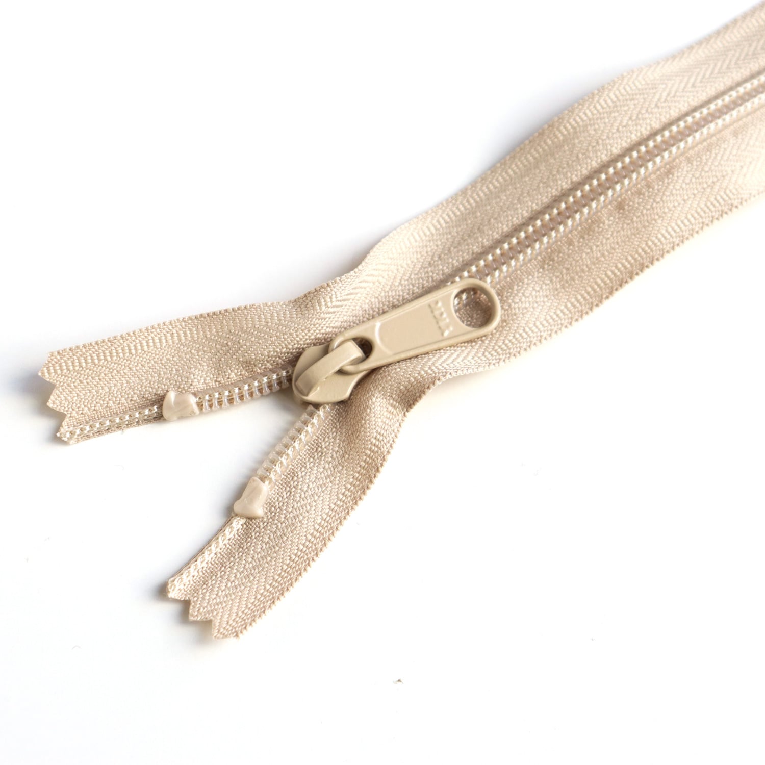 日本紐釦貿易 Y.K.K コイルファスナー 34cm 同色5本入り col.572 ベージュ 5CN34-572 （ご注文単位1束）【直送品】