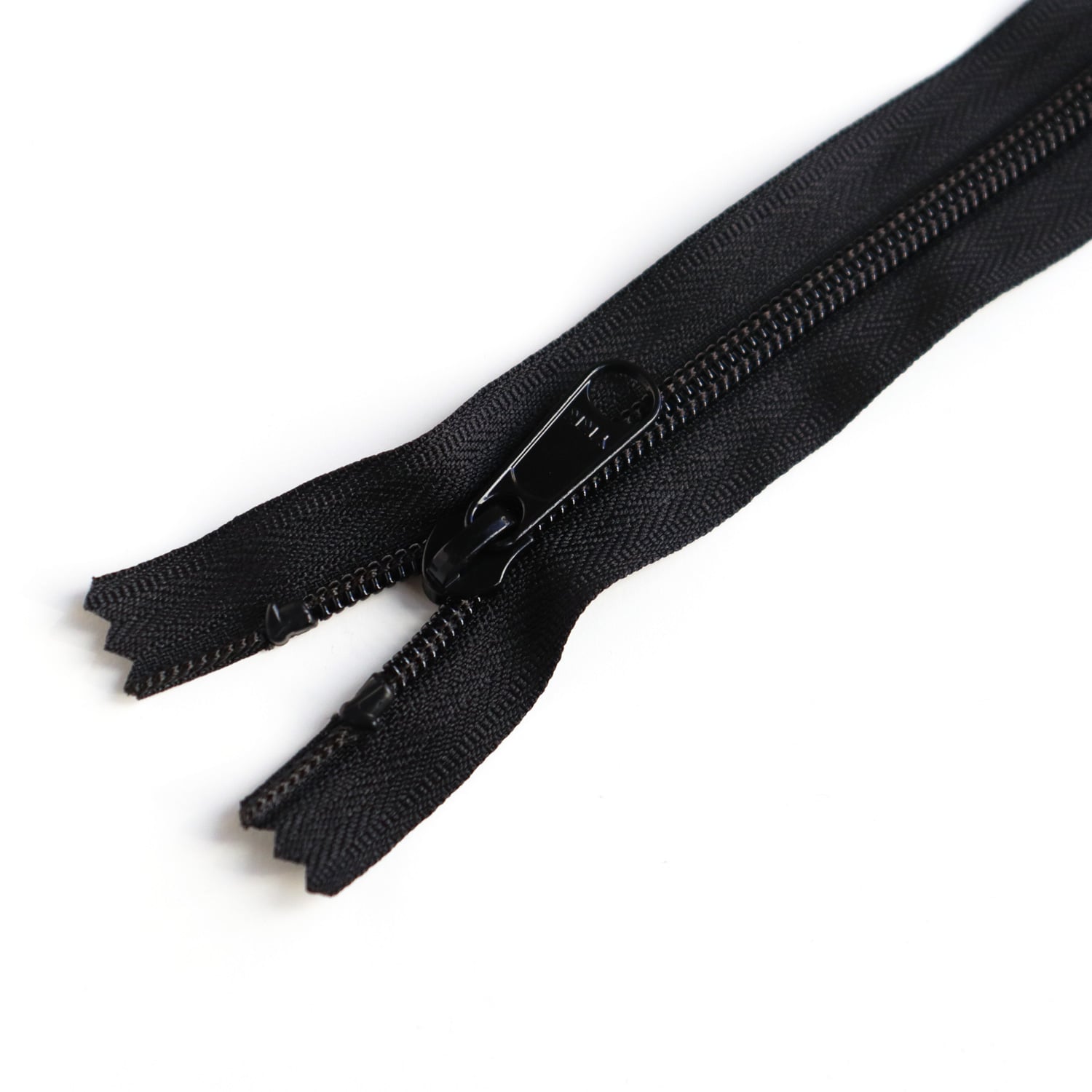 日本紐釦貿易 Y.K.K コイルファスナー 34cm 同色5本入り col.580 黒 5CN34-580 (ご注文単位1束)【直送品】