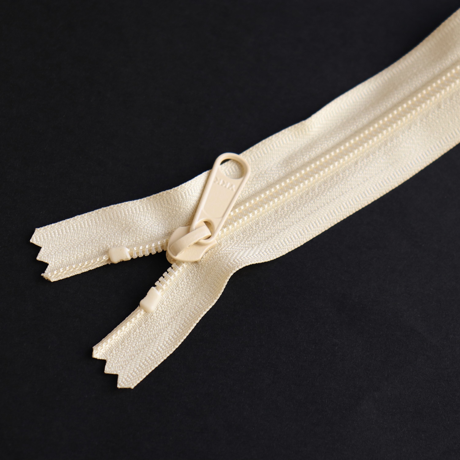 日本紐釦貿易 Y.K.K コイルファスナー 34cm 同色5本入り col.801 生成 5CN34-801 (ご注文単位1束)【直送品】