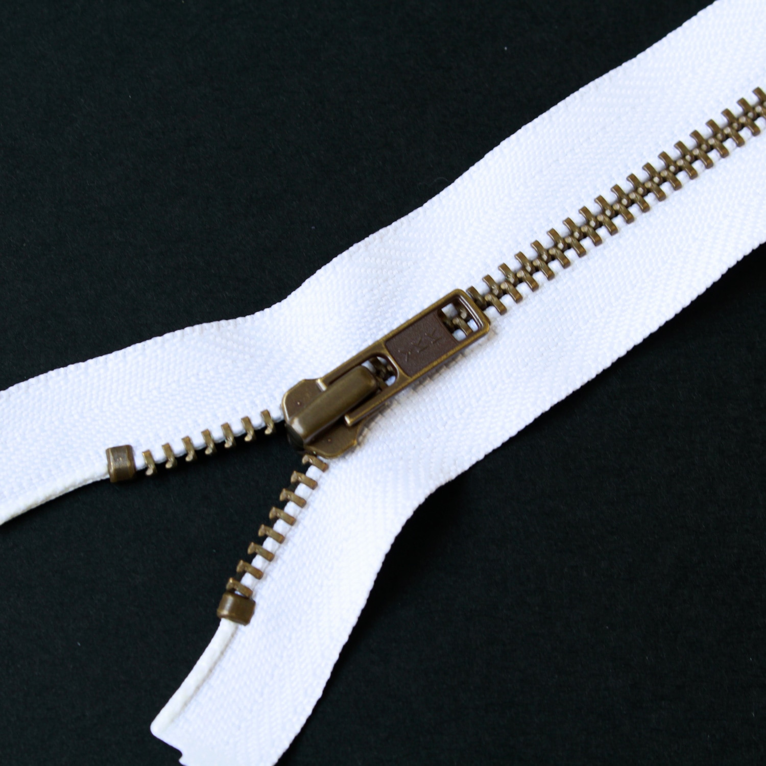 日本紐釦貿易 Y.K.K オープンファスナー 60cm 同色3本入 col.501 白 4GKB60-501 (ご注文単位1束)【直送品】