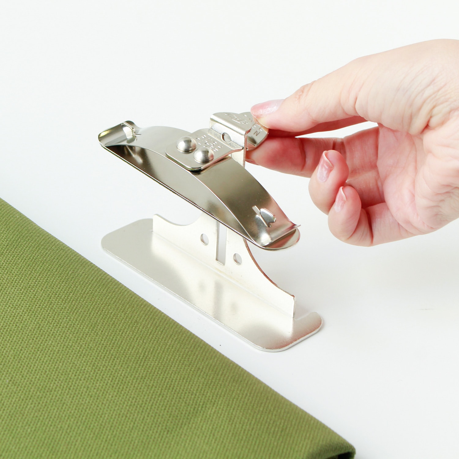 日本紐釦貿易 裁断用 ワンタッチ 押さえクリップ 1個 シルバー NI-06849 (ご注文単位1個)【直送品】