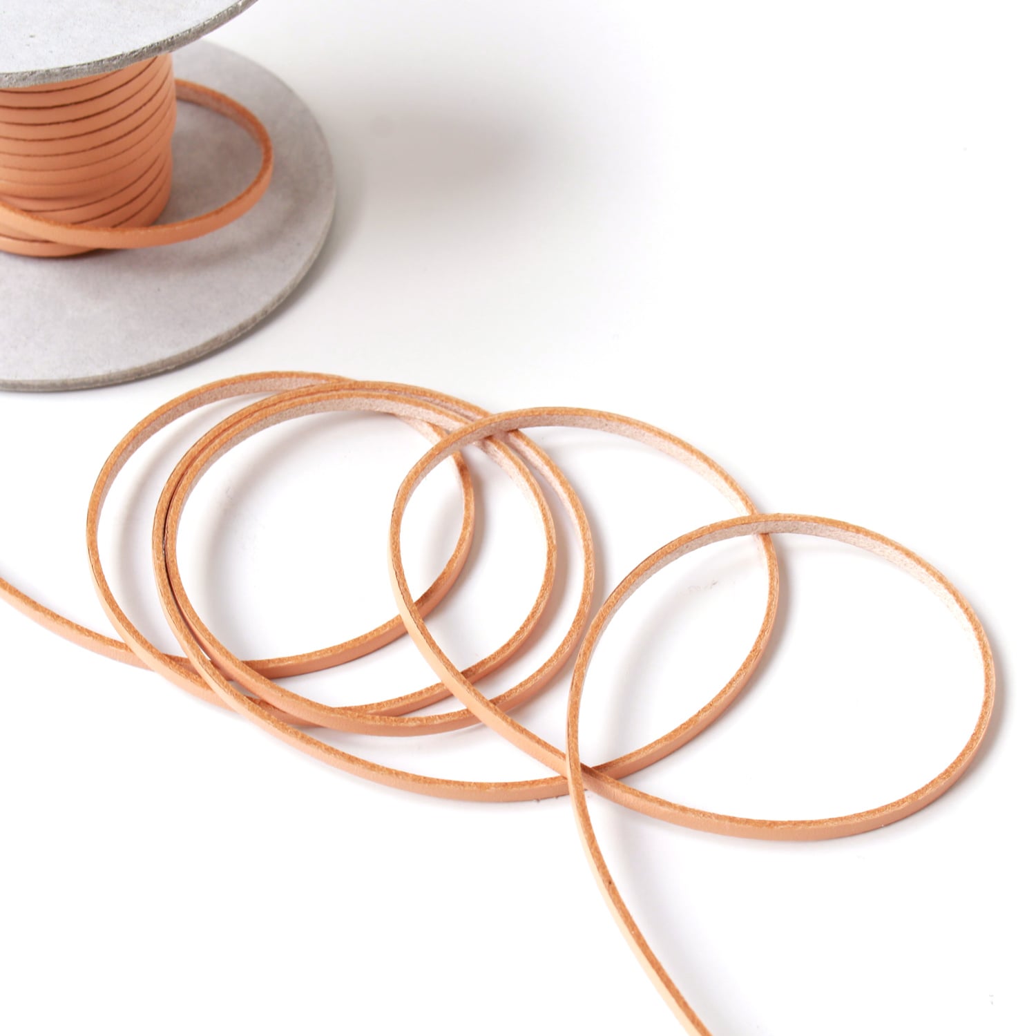 日本紐釦貿易 ヌメ革テープ 3mm巾 長さ10m巻 ナチュラル MTLS1003-11 （ご注文単位1巻）【直送品】