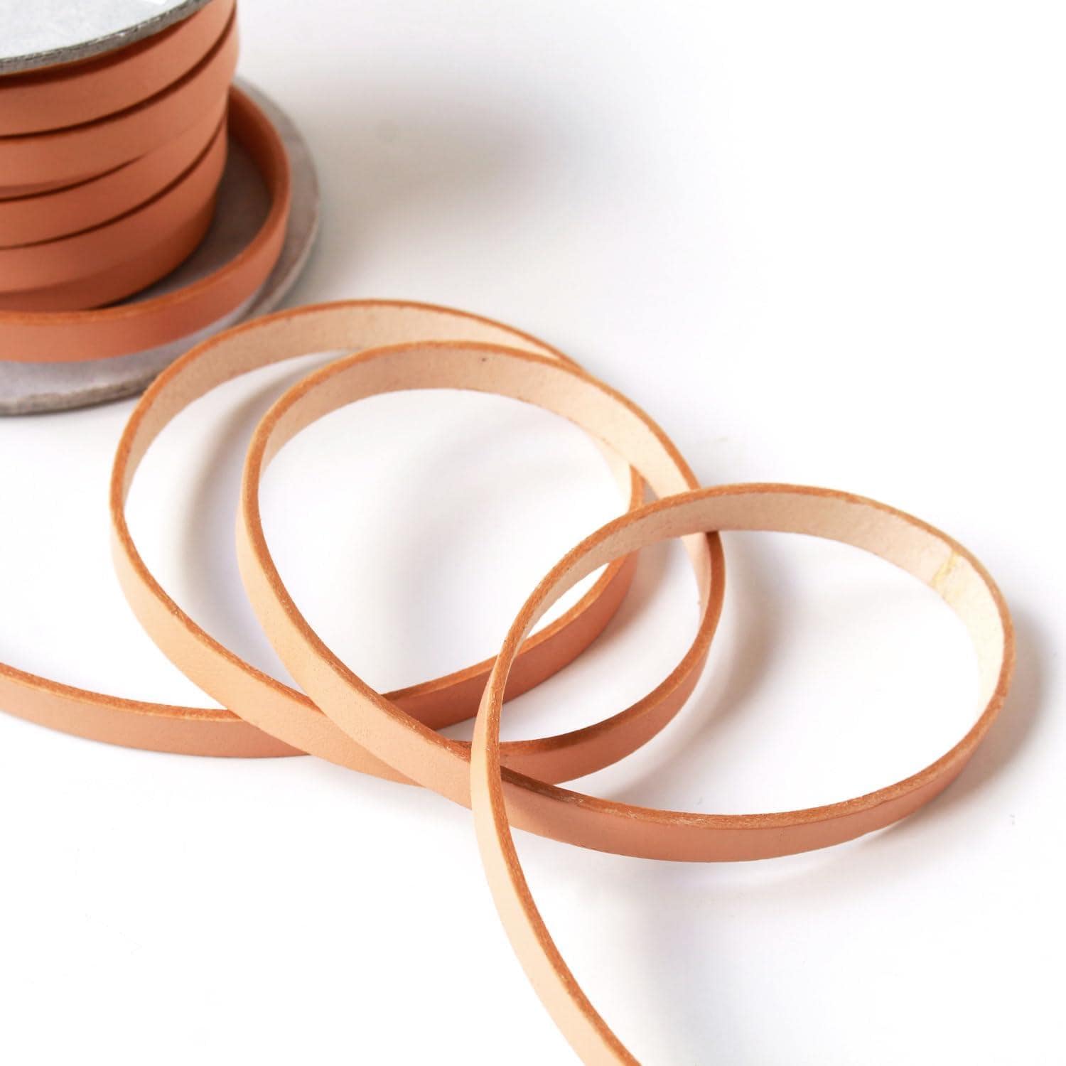 日本紐釦貿易 ヌメ革テープ 8mm巾 長さ10m巻 ナチュラル MTLS1008-11 （ご注文単位1巻）【直送品】