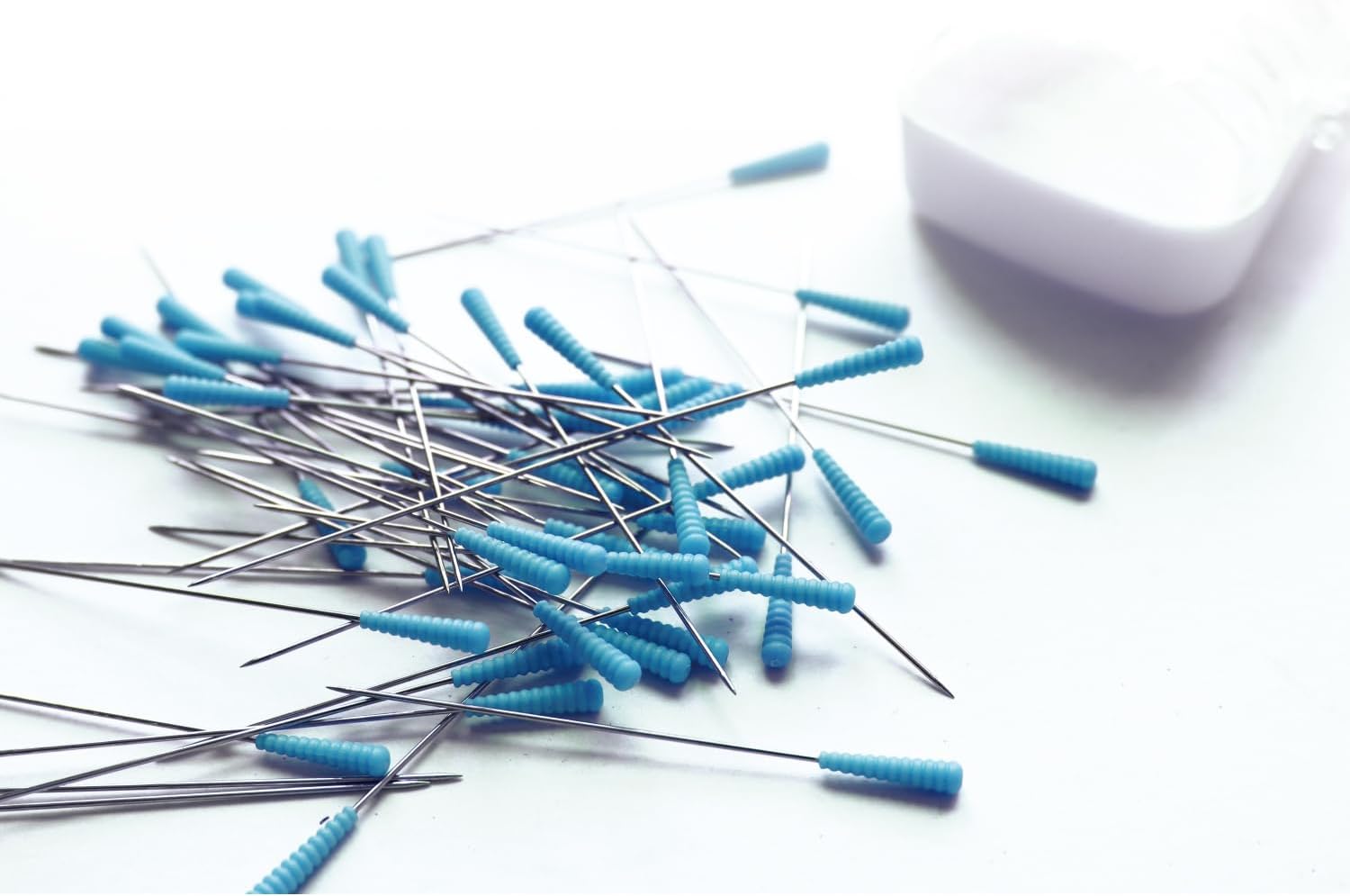 日本紐釦貿易 テイラーセビリア(Taylor Seville) Magic PINS キルティング向け 極細 ケース付 0.5mm×48mm 50本入 TY-04164 (ご注文単位1個)【直送品】