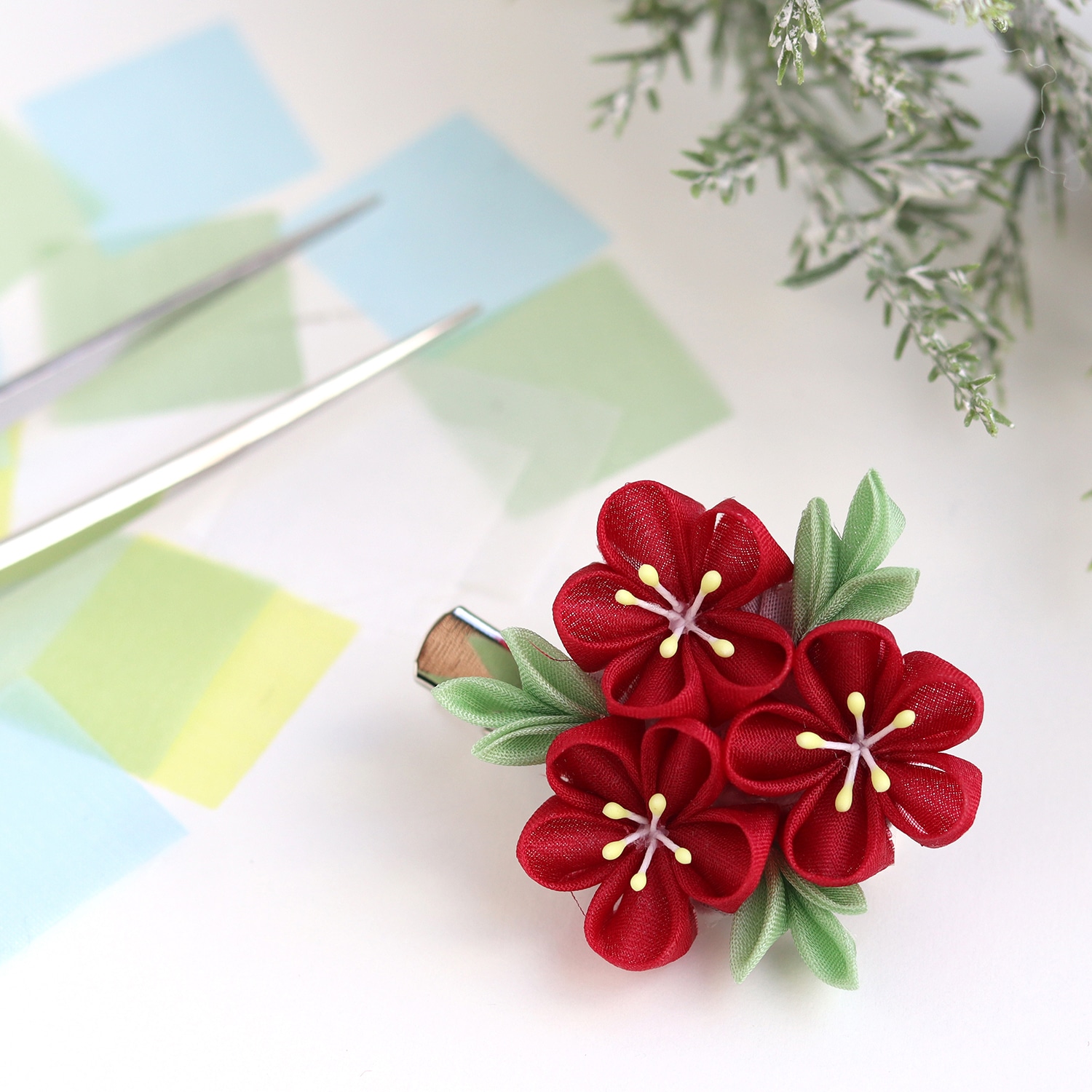 日本紐釦貿易 (Nippon Chuko) 羽二重四匁生地つまみ細工キット「花しごと」32 梅のコサージュクリップ S50-12 （ご注文単位1個）【直送品】