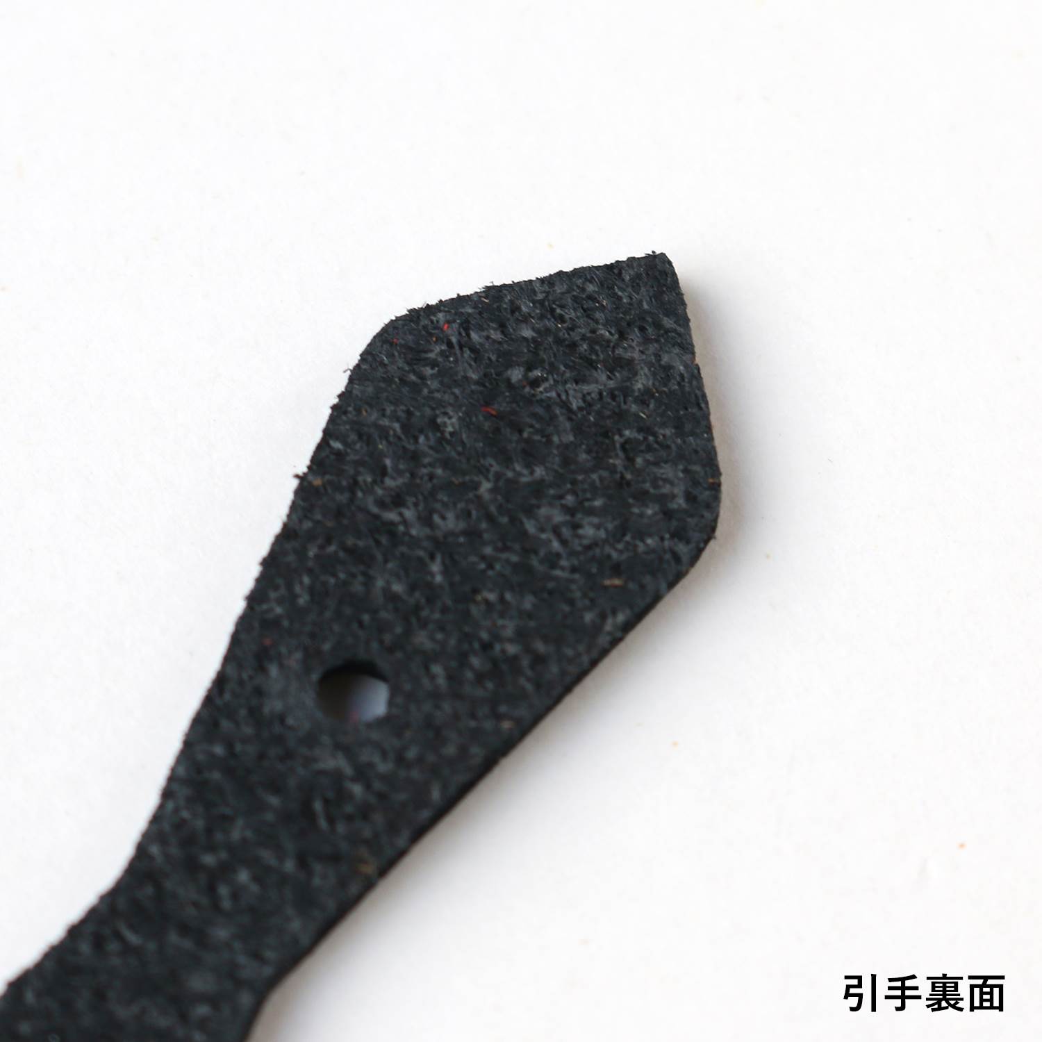 日本紐釦貿易 Y.K.K 本革 ファスナー引き手パーツ ペンタゴン型 ネジ式カシメ付き 約15mm×30mm 黒 LSP-B (ご注文単位1束)【直送品】