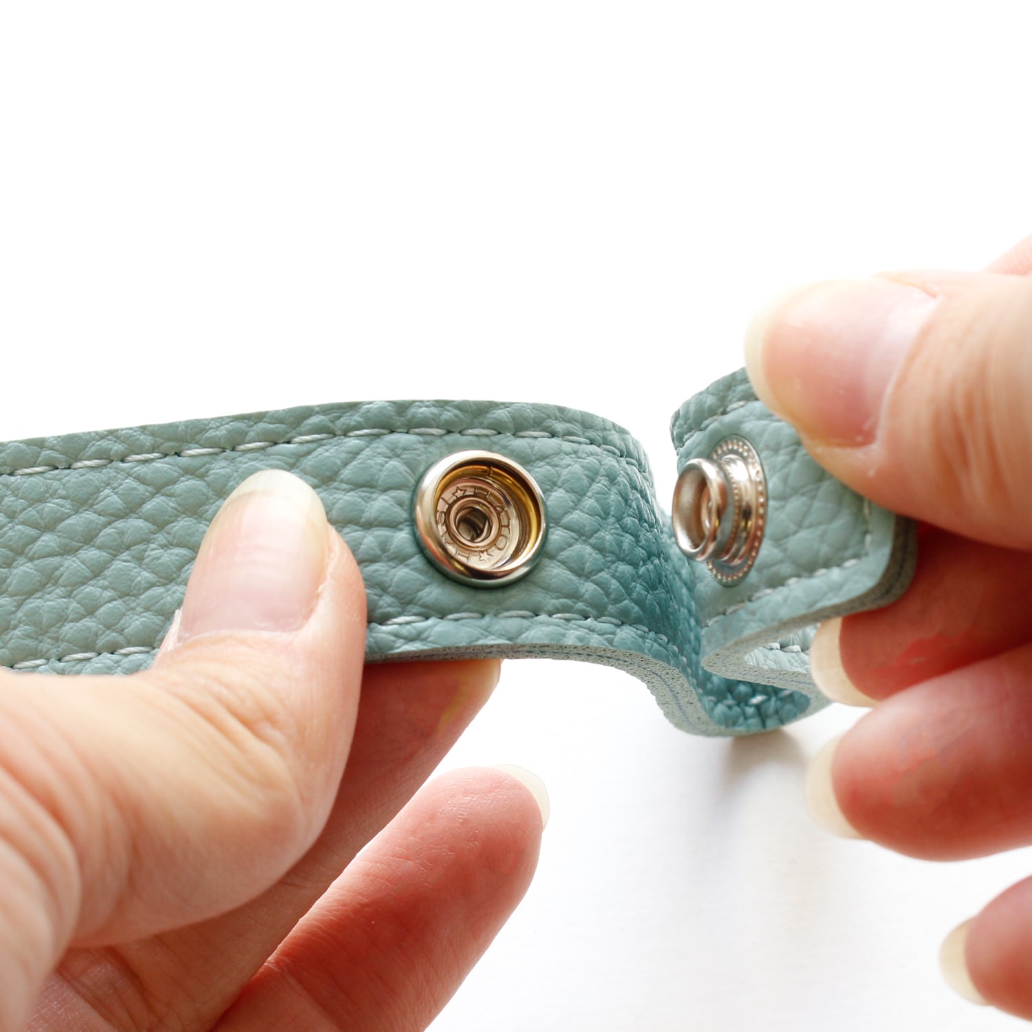 日本紐釦貿易 エンボス加工 ホック式かんたん付け替えハンドル S/40cm 2本1組入 MAW56-SB (ご注文単位1個)【直送品】