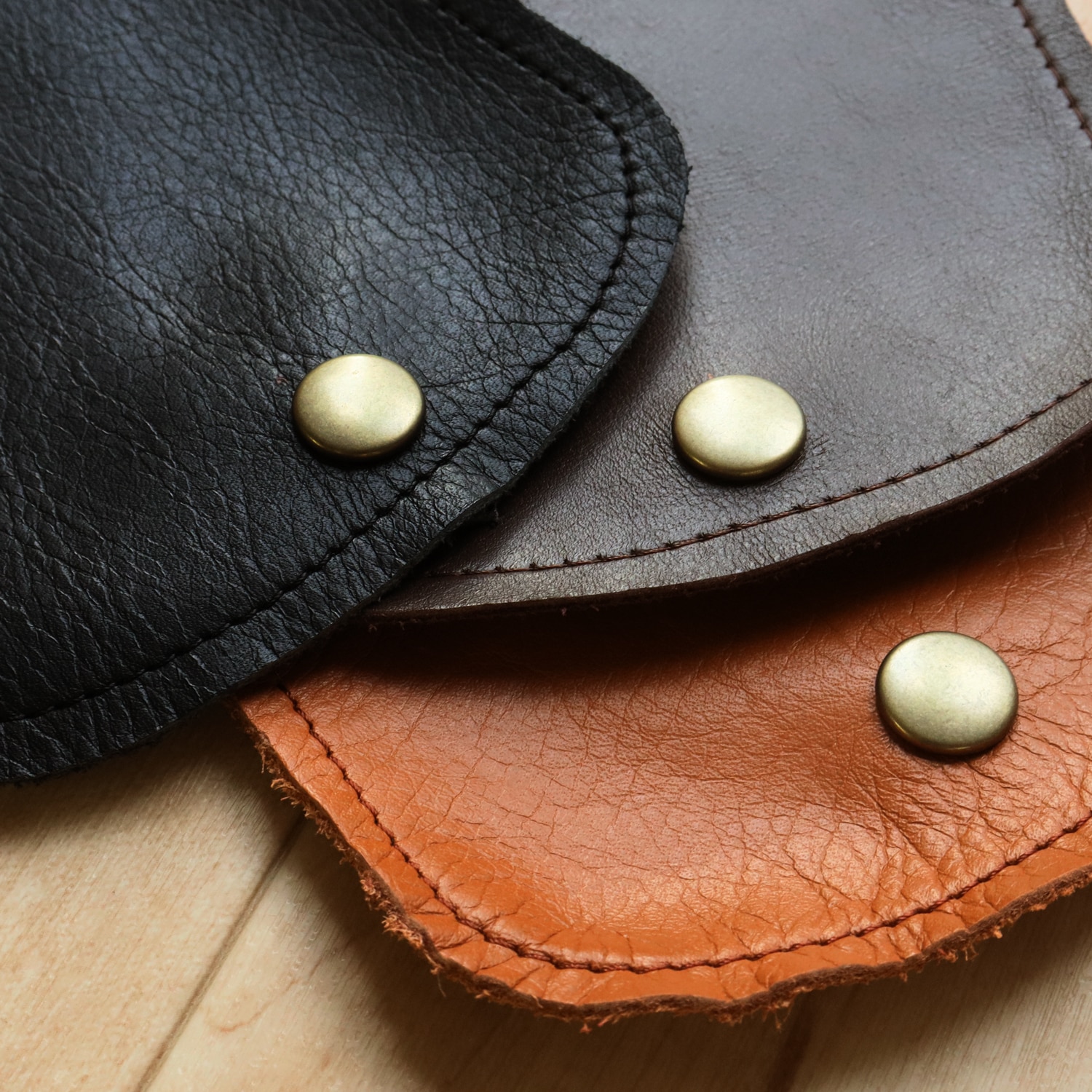 日本紐釦貿易 本革フラップパーツ チョコ 12×12cm ボタン付き MAP131-C (ご注文単位1束)【直送品】