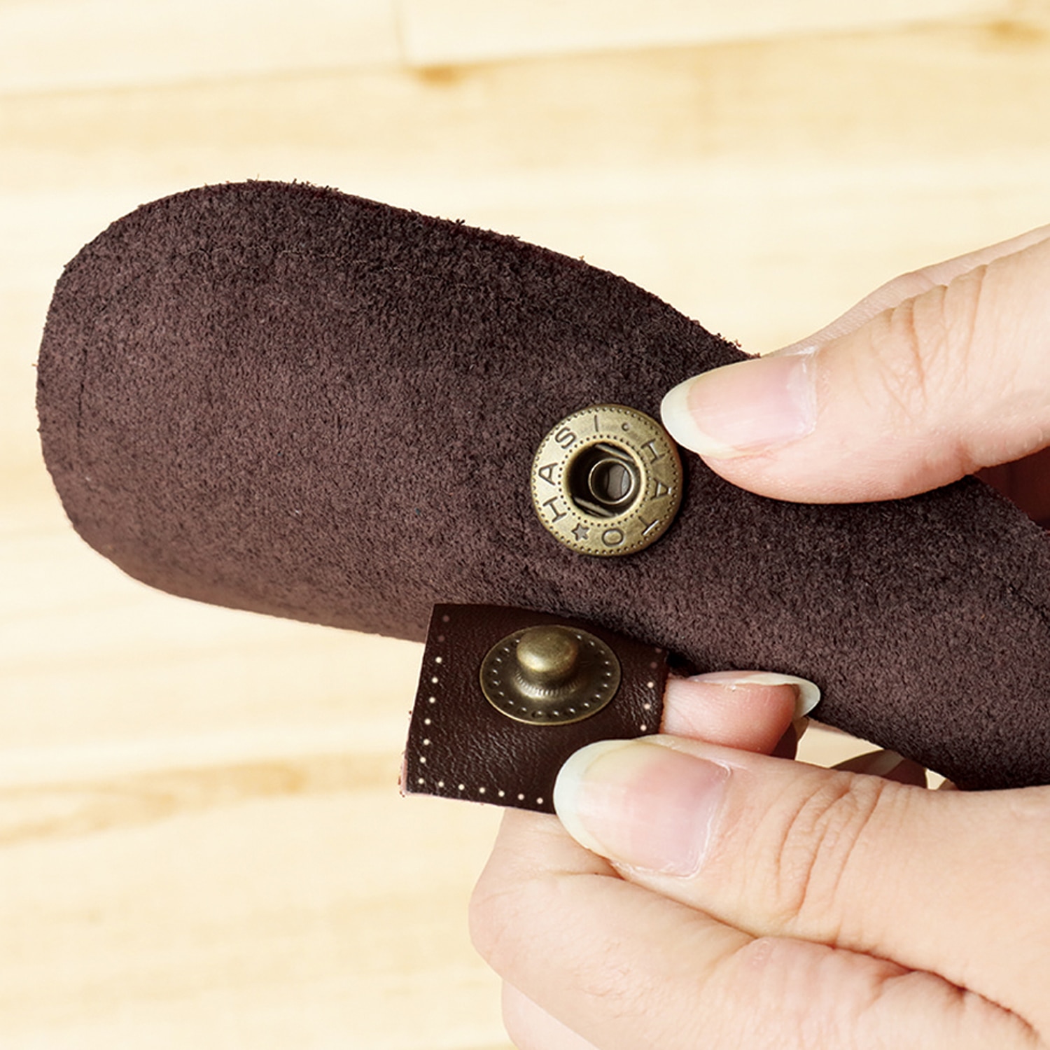 日本紐釦貿易 本革フラップパーツ キャメル 12×12cm ボタン付き MAP131-Y （ご注文単位1束）【直送品】