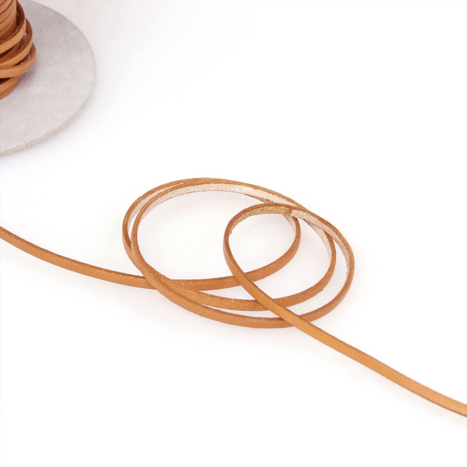 日本紐釦貿易 ヌメ革テープ 3mm巾 長さ10m巻 ベージュ MTLS1003-1 （ご注文単位1巻）【直送品】