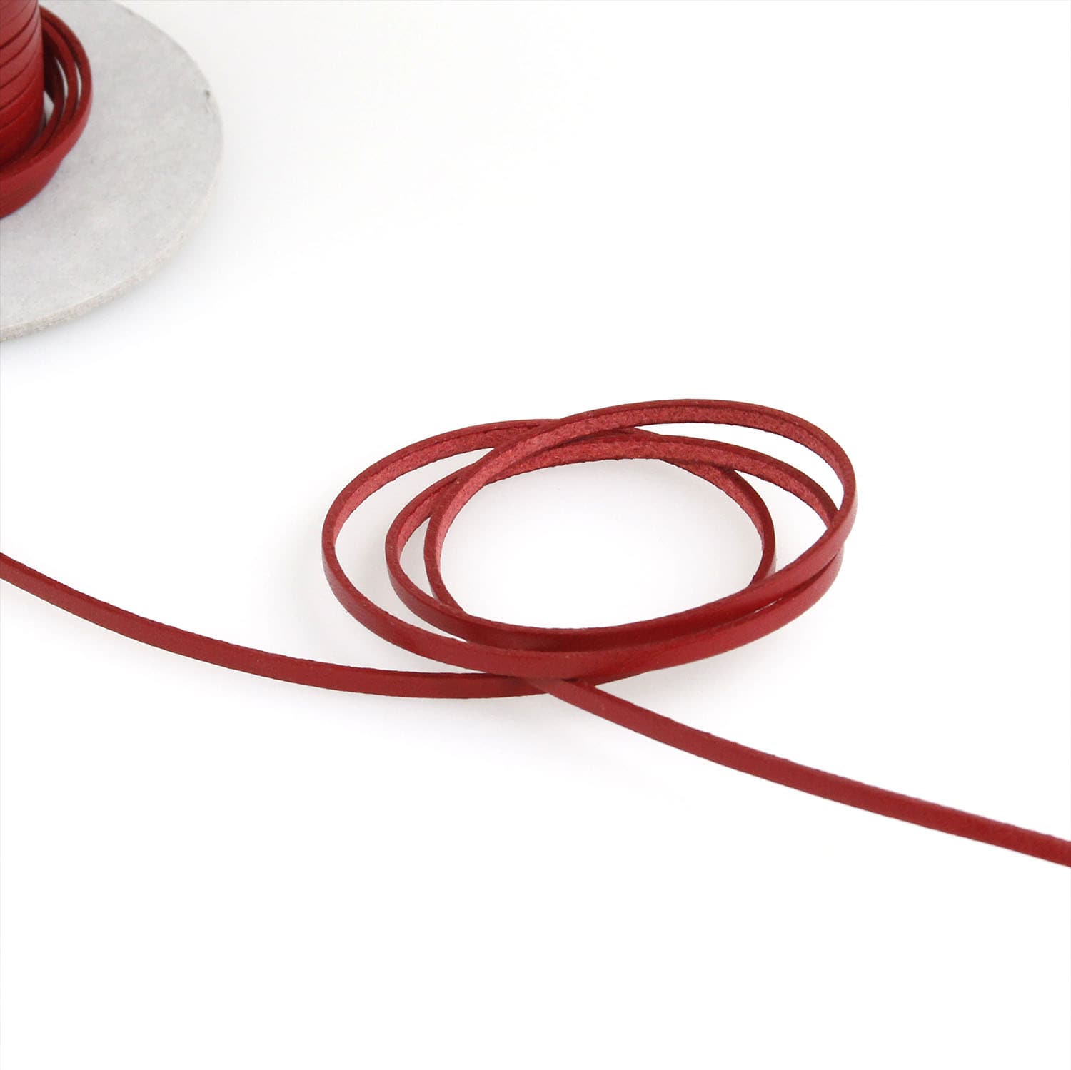 日本紐釦貿易 ヌメ革テープ 3mm巾 長さ10m巻 赤 MTLS1003-8 (ご注文単位1巻)【直送品】