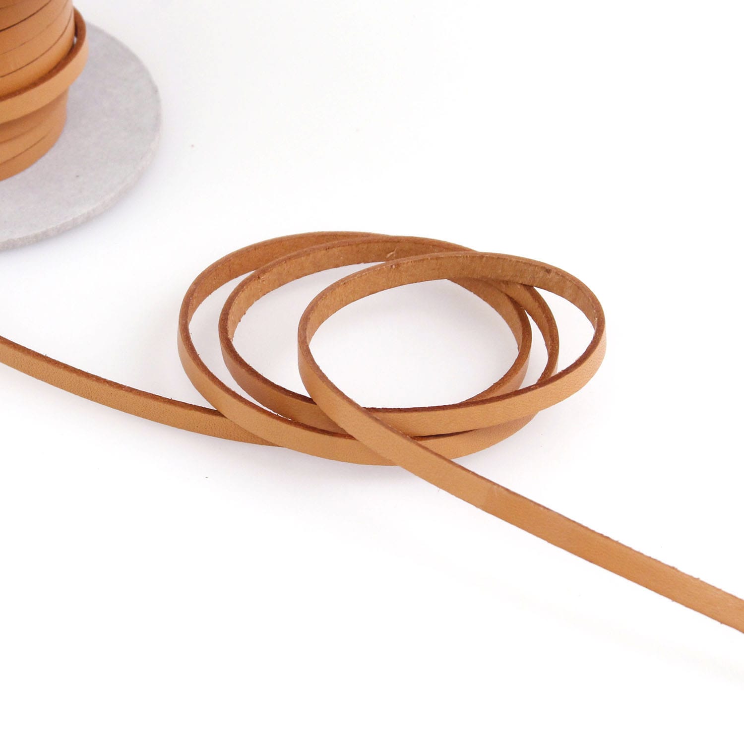 日本紐釦貿易 ヌメ革テープ 5mm巾 長さ10m巻 ベージュ MTLS1005-1 （ご注文単位1巻）【直送品】