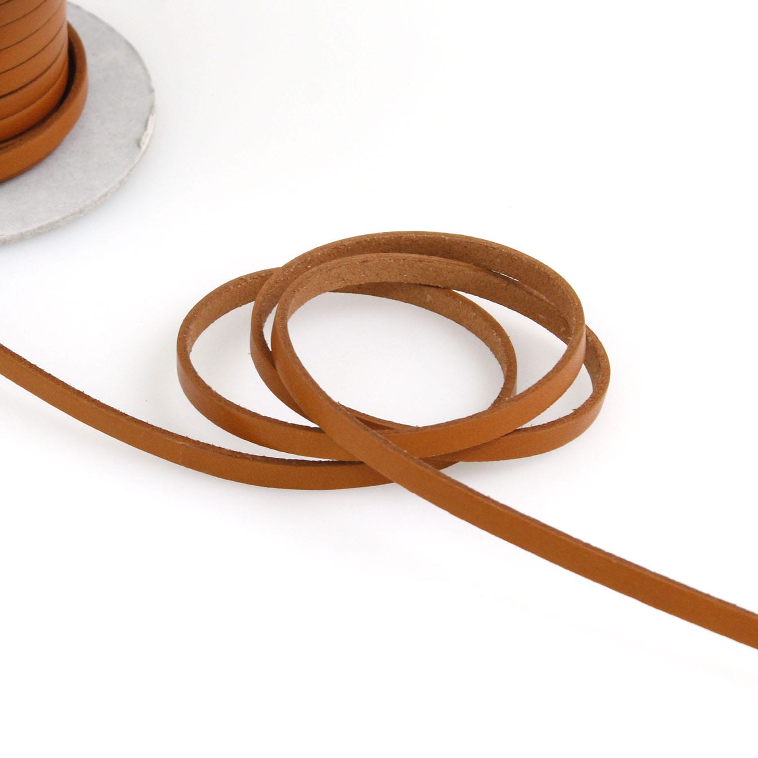 日本紐釦貿易 ヌメ革テープ 5mm巾 長さ10m巻 キャメル MTLS1005-2 （ご注文単位1巻）【直送品】