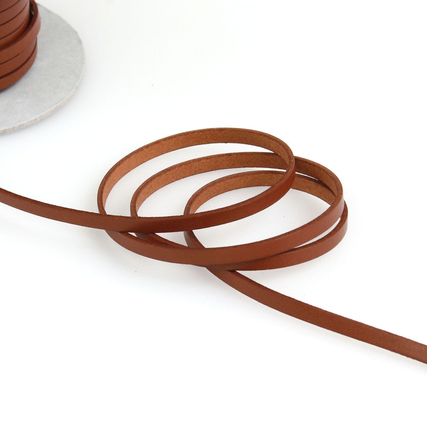 日本紐釦貿易 ヌメ革テープ 5mm巾 長さ10m巻 茶 MTLS1005-3 （ご注文単位1巻）【直送品】