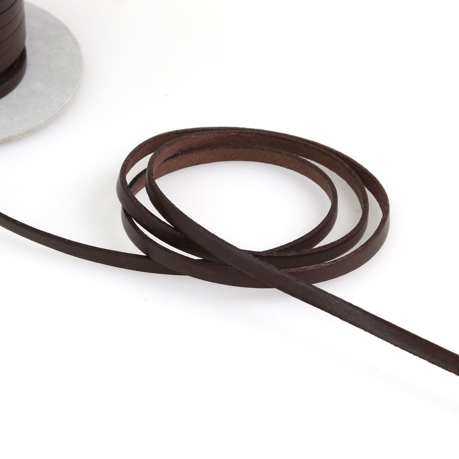 日本紐釦貿易 ヌメ革テープ 5mm巾 長さ10m巻 こげ茶 MTLS1005-4 （ご注文単位1巻）【直送品】