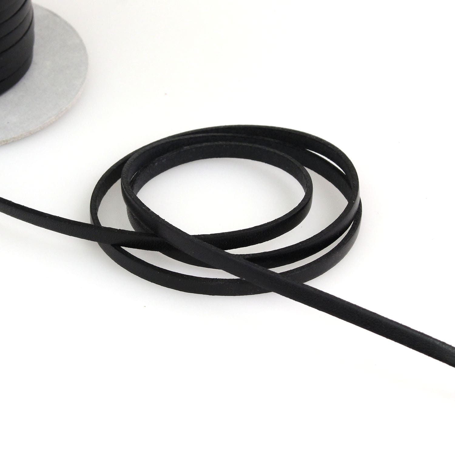 日本紐釦貿易 ヌメ革テープ 5mm巾 長さ10m巻 黒 MTLS1005-7 (ご注文単位1巻)【直送品】