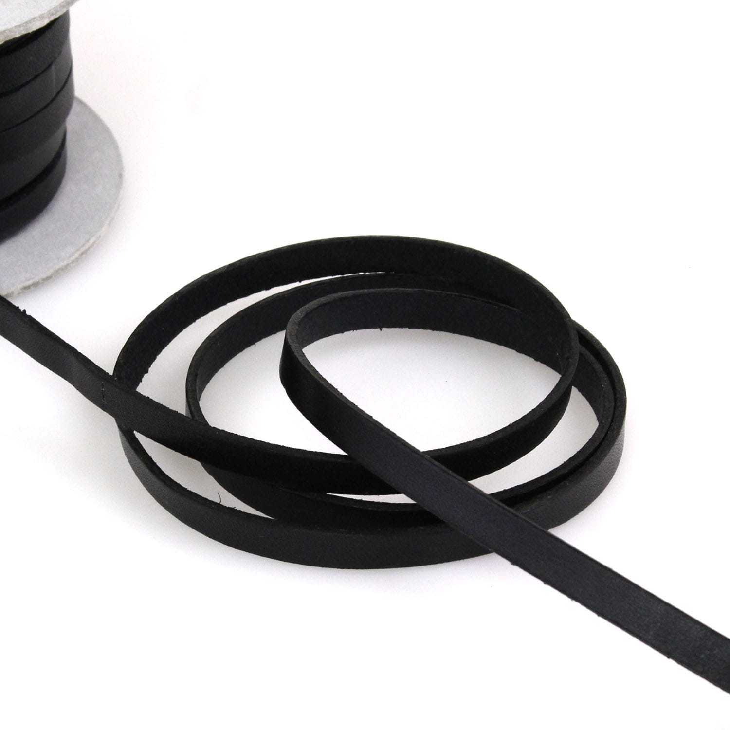 日本紐釦貿易 ヌメ革テープ 8mm巾 長さ10m巻 黒 MTLS1008-7 (ご注文単位1巻)【直送品】