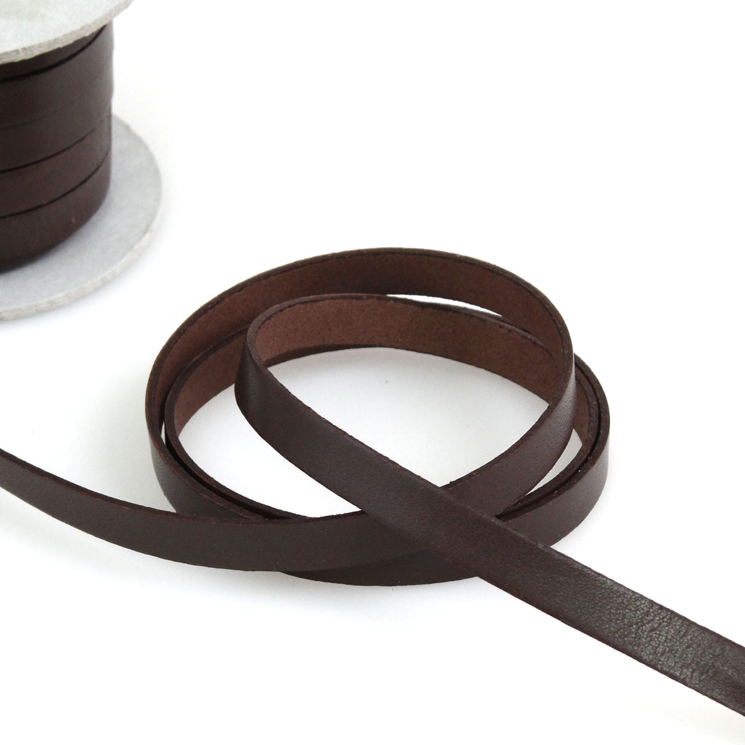 日本紐釦貿易 ヌメ革テープ 10mm 長さ10m巻 こげ茶 MTLS1010-4 （ご注文単位1巻）【直送品】