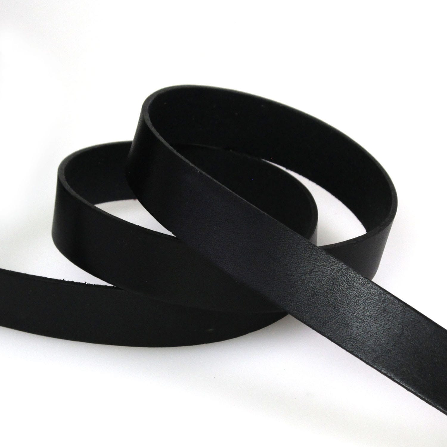 日本紐釦貿易 ヌメ革テープ 20mm巾 長さ10m巻 黒 MTLS1020-7 (ご注文単位1巻)【直送品】