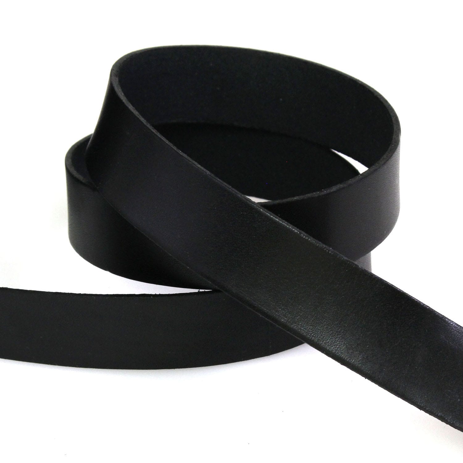 日本紐釦貿易 ヌメ革テープ 25mm巾 長さ10m巻 黒 MTLS1025-7 (ご注文単位1巻)【直送品】