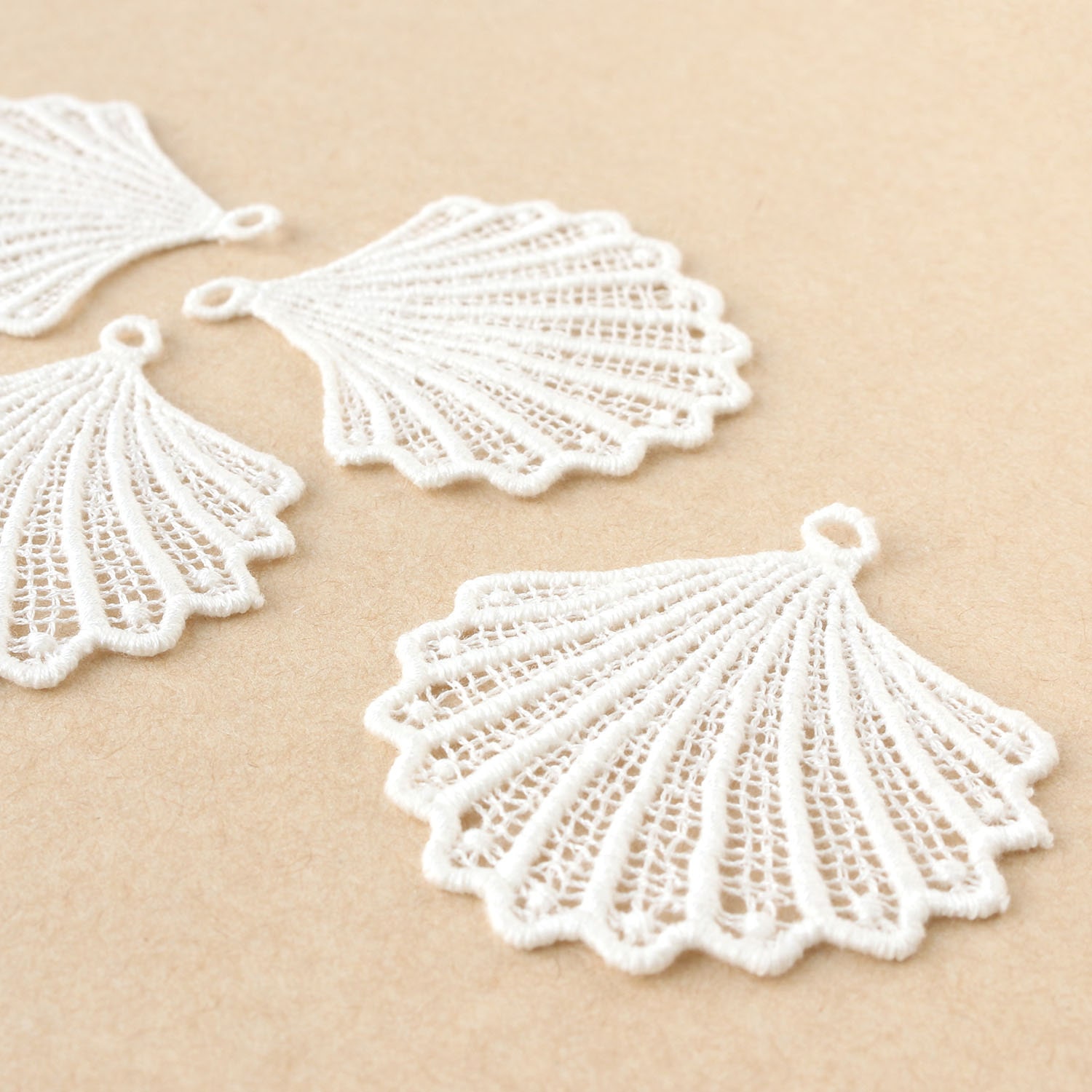 日本紐釦貿易 レースモチーフ 約55mm×55mm オフホワイト SGM362649 (ご注文単位1束)【直送品】