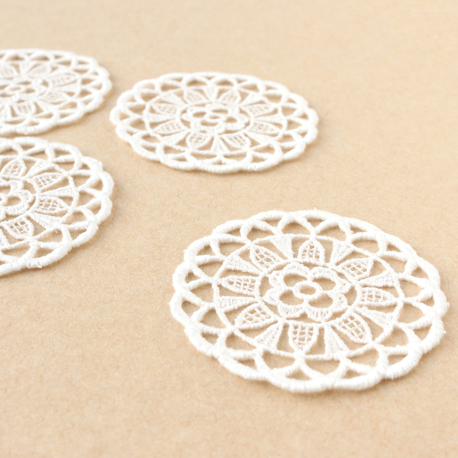 日本紐釦貿易 レースモチーフ 約φ53mm オフホワイト SGM364166 （ご注文単位1束）【直送品】