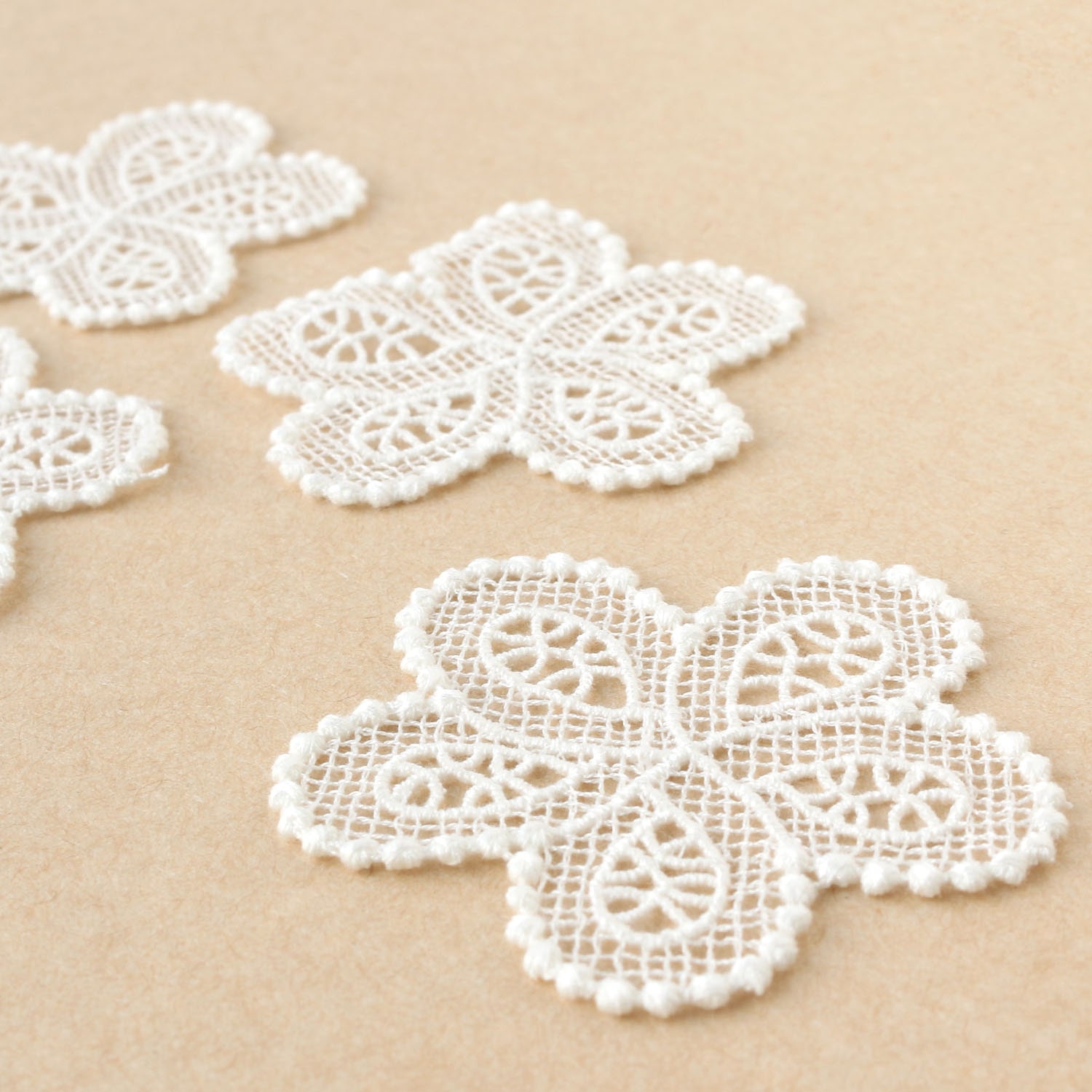 日本紐釦貿易 レースモチーフ 約57mm×52mm オフホワイト SGM364168 （ご注文単位1束）【直送品】