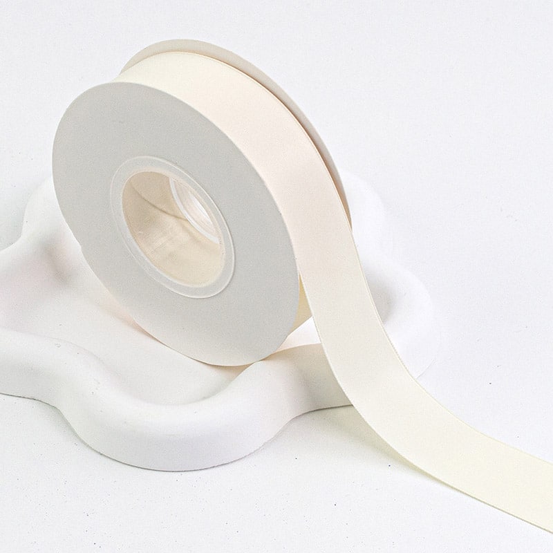 秦貴 マット織リボン 2.5cm 25mm×18m アイボリー M04 1個（ご注文単位1個）【直送品】