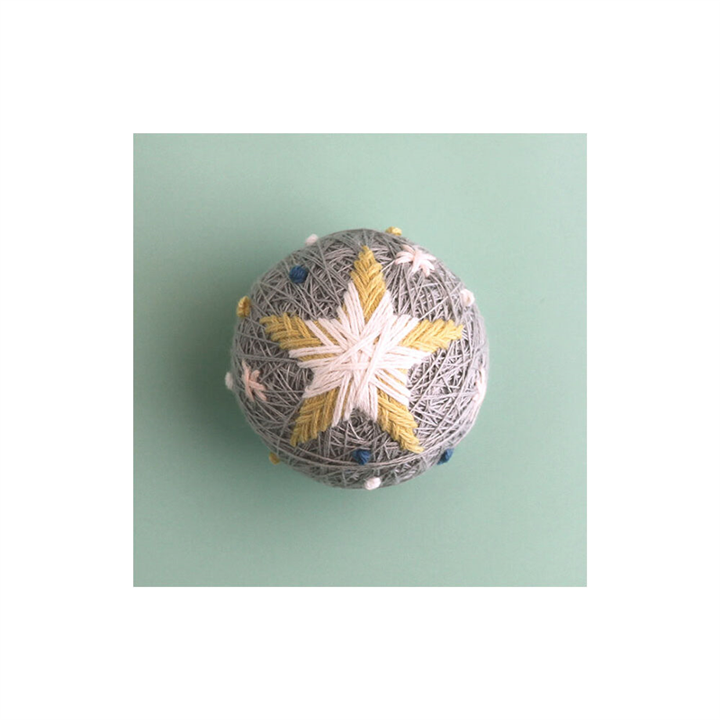 piece 草木染めの糸でつくるちいさなテマリ STAR fog キット グレー 全長約φ4.5cm PHC-091-2 1個(ご注文単位1個)【直送品】