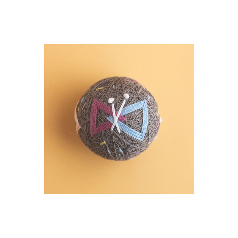 piece 草木染めの糸でつくるちいさなテマリ BUTTERFLY coffee キット グレージュ 全長約φ4.5cm PHC-092-2 1個（ご注文単位1個）【直送品】