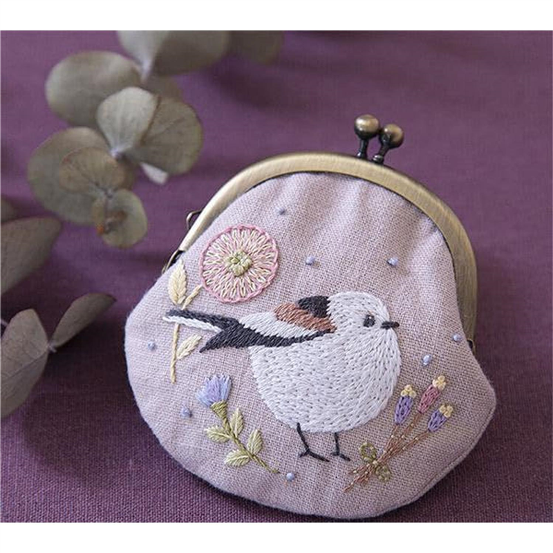 piece ピース chicchiさんの動物刺繍キット-やわらぎの花々とまんまるシマエナガさんのがま口 PHC-113-1 1袋（ご注文単位1袋）【直送品】