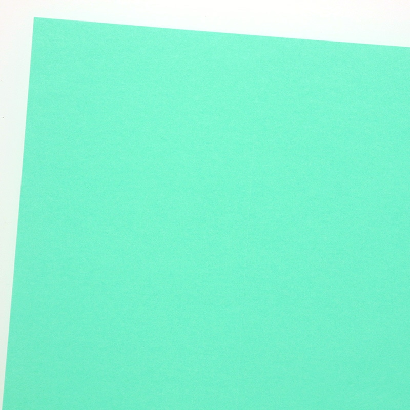 エメラルドグリーン