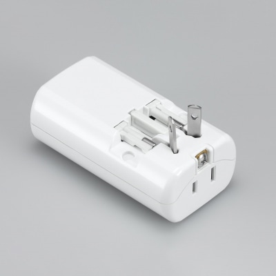 ヤザワコーポレーション トラベル 海外用マルチ変換プラグ USB付 3.1A 白 HPM53AWH 1個(ご注文単位1個)【直送品】
